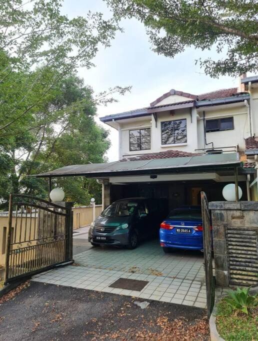 The FUN House- 3 bedrooms, pool table & LOTs more