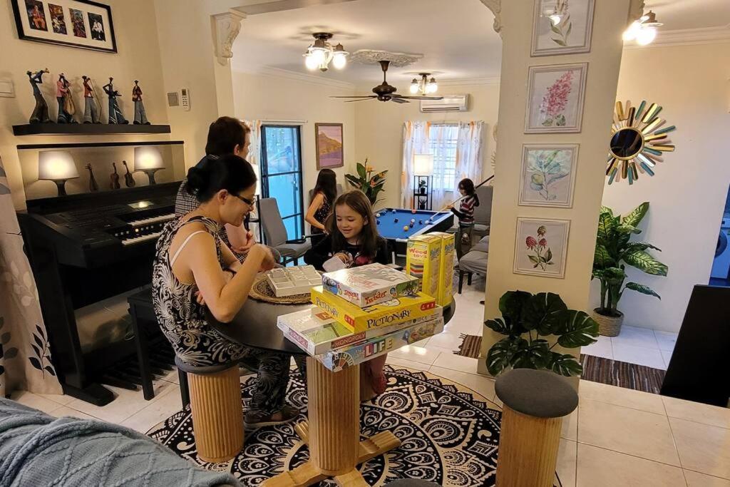 The FUN House- 3 bedrooms, pool table & LOTs more
