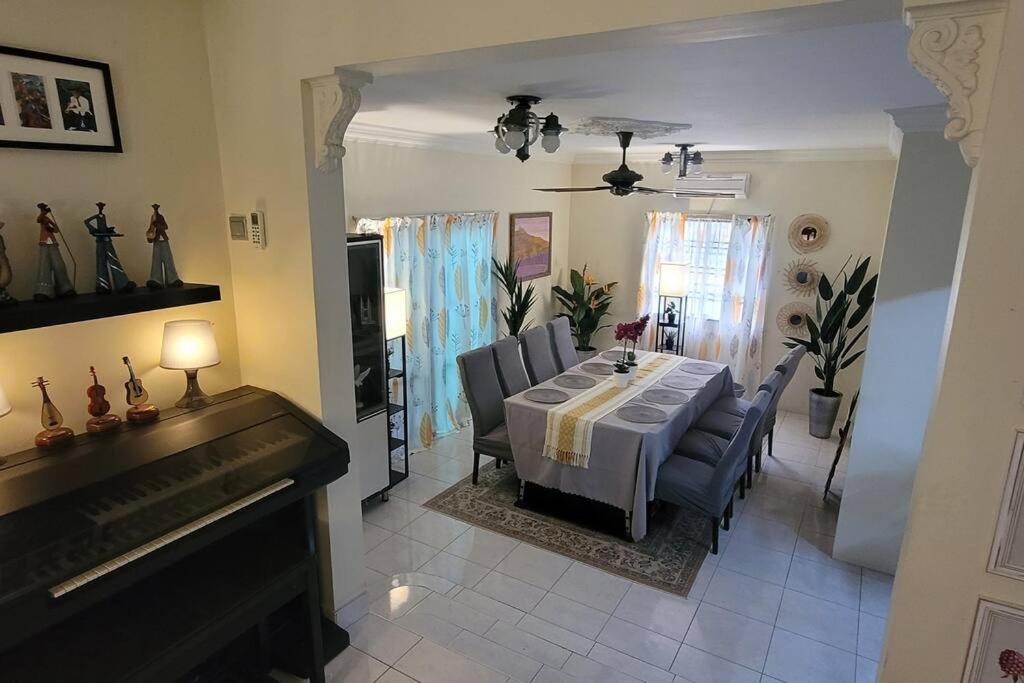 The FUN House- 3 bedrooms, pool table & LOTs more