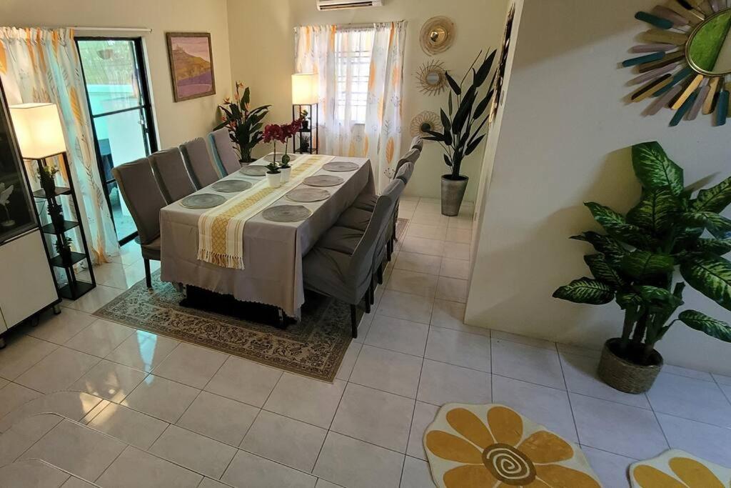The FUN House- 3 bedrooms, pool table & LOTs more