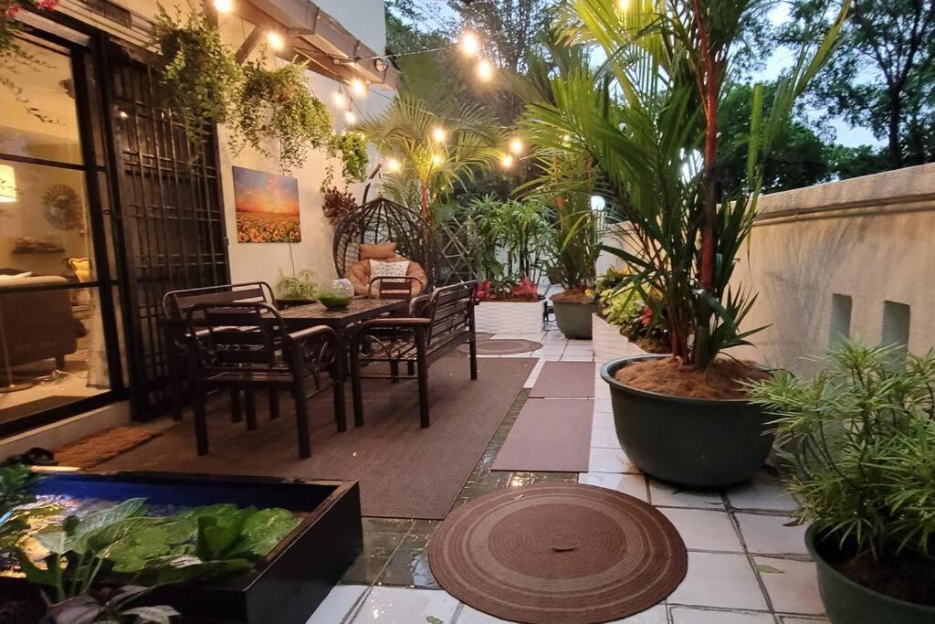 The FUN House- 3 bedrooms, pool table & LOTs more
