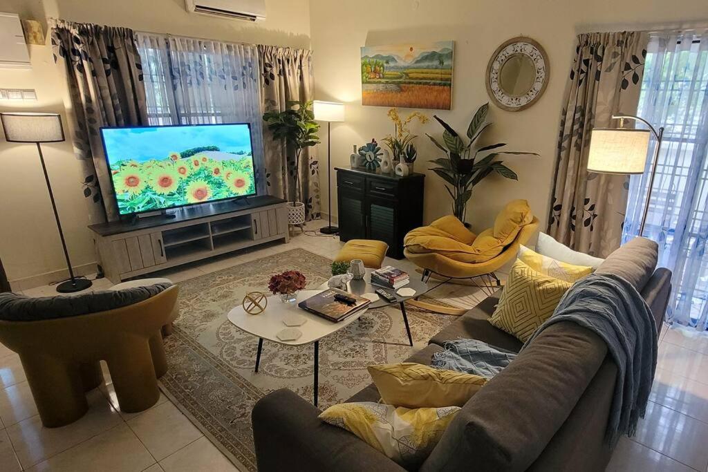 The FUN House- 3 bedrooms, pool table & LOTs more