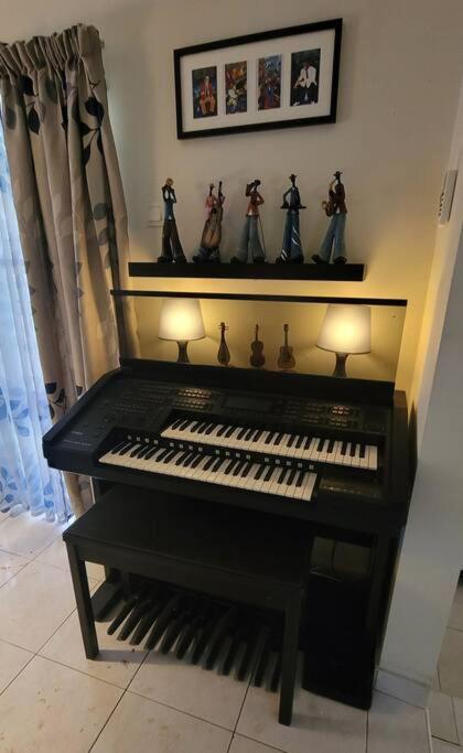 The FUN House- 3 bedrooms, pool table & LOTs more