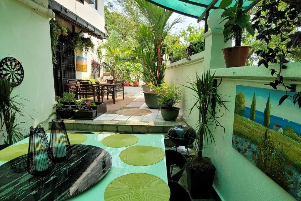 The FUN House- 3 bedrooms, pool table & LOTs more