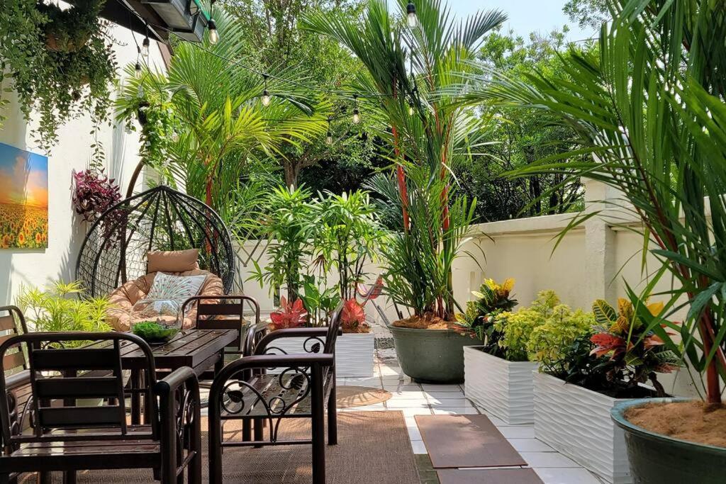 The FUN House- 3 bedrooms, pool table & LOTs more