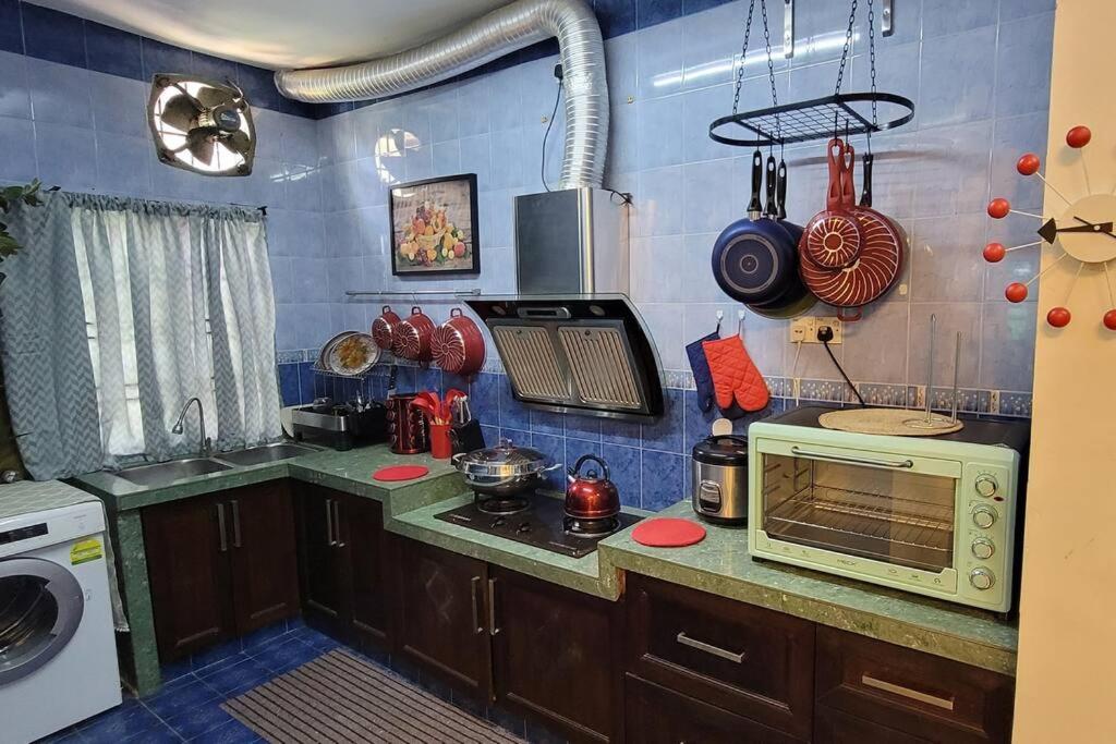 The FUN House- 3 bedrooms, pool table & LOTs more