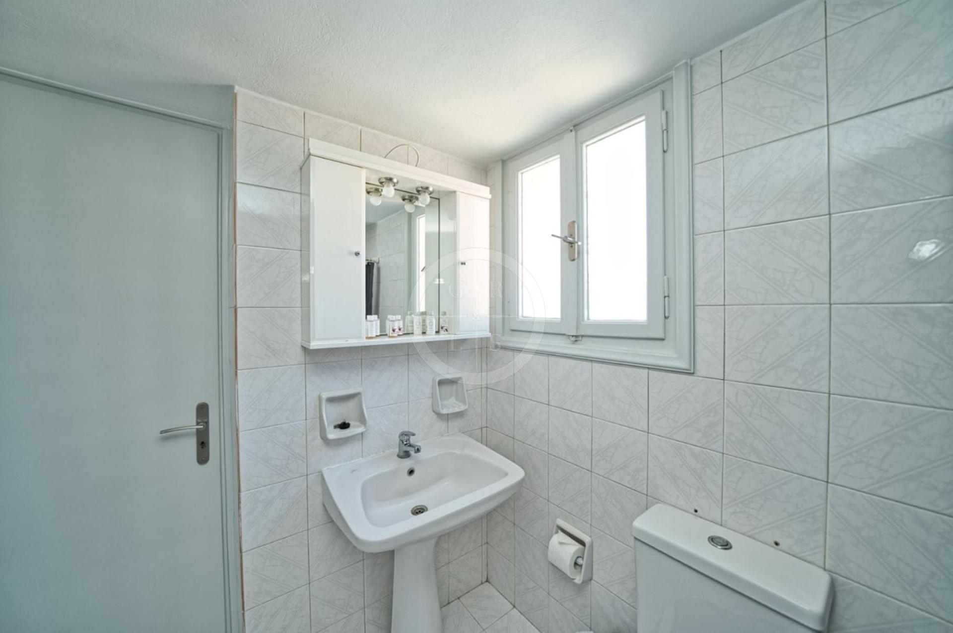 Ira Apartment