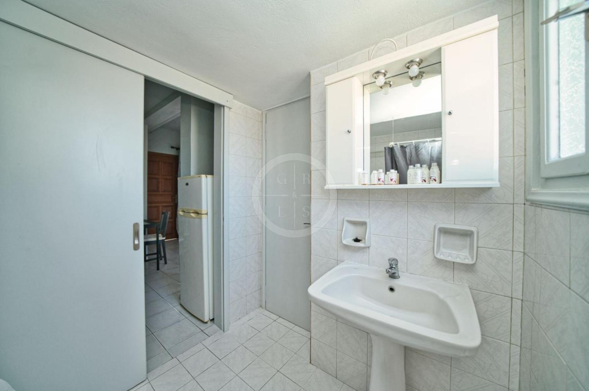 Ira Apartment