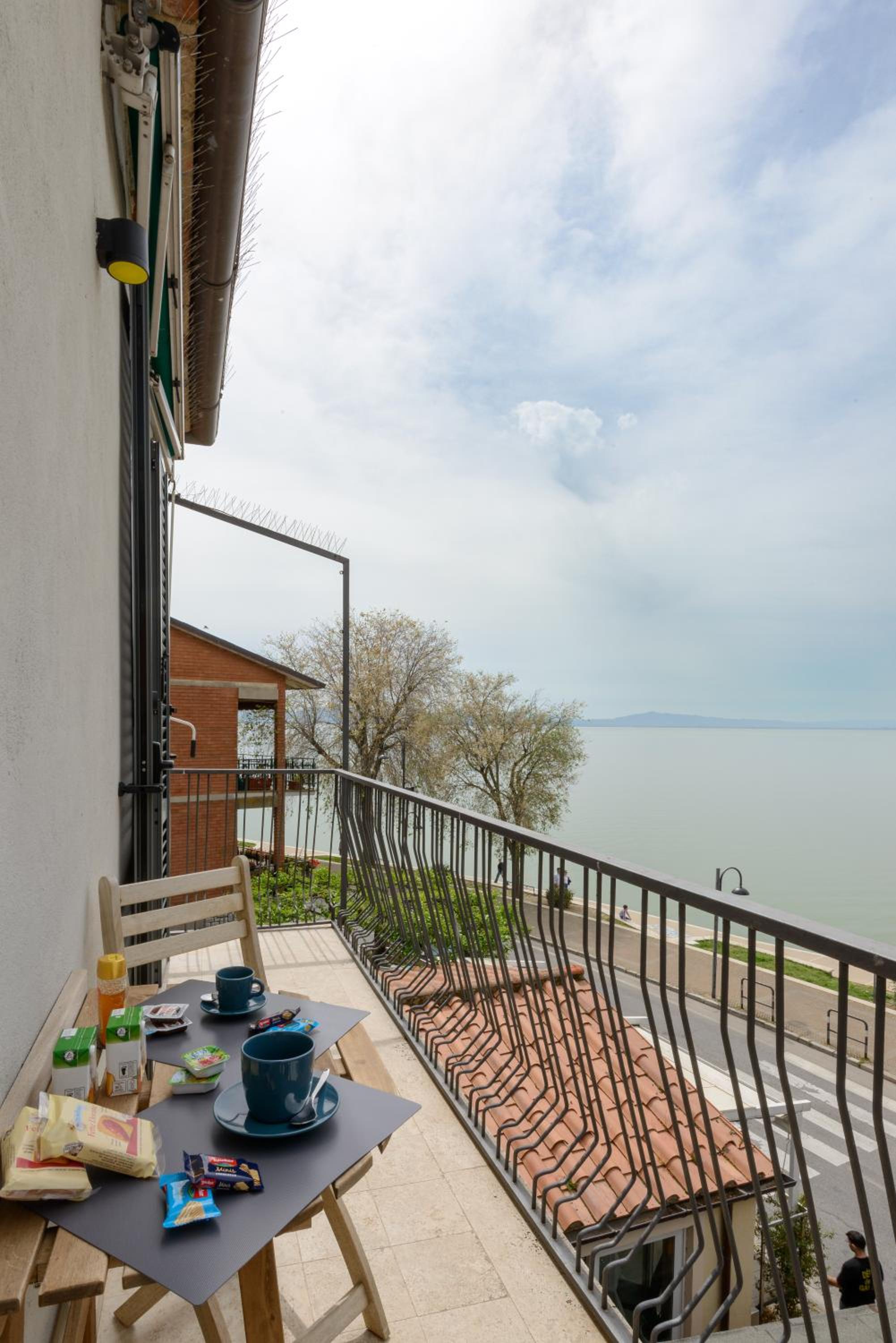 The View - Sunset & Relax - Suite - Appartamenti Vista Lago view 2