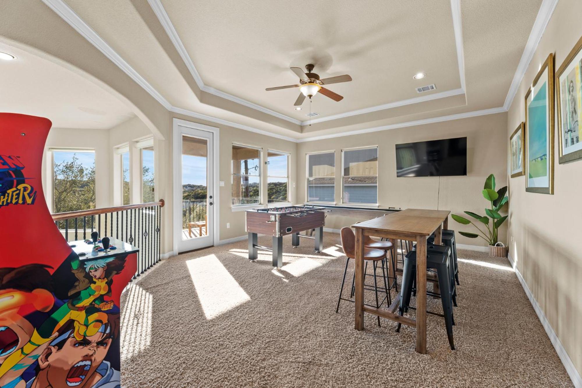 Lake Travis Family Retreat with Theater Game Room and BBQ 7 min from Marina view 5