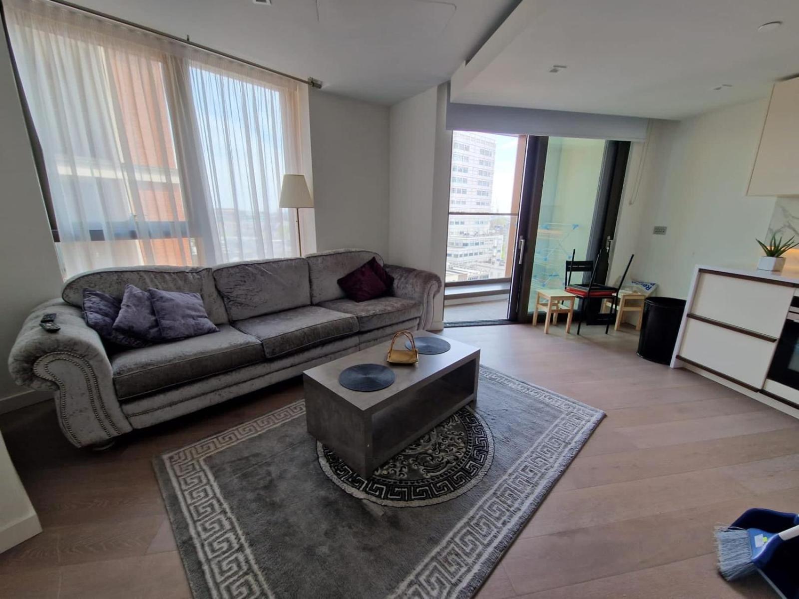 one Luxury bedroom in central London view 2