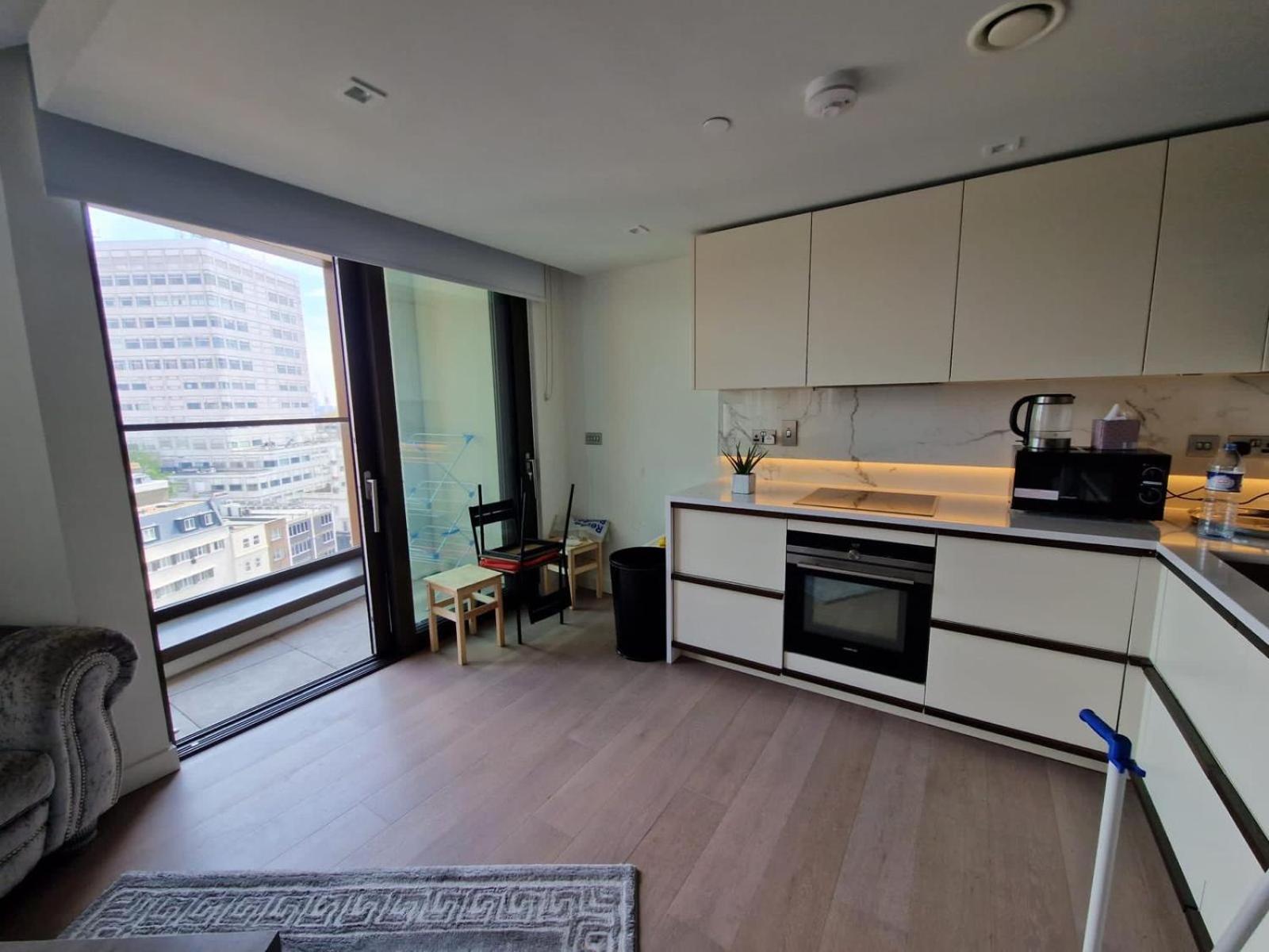 one Luxury bedroom in central London view 3