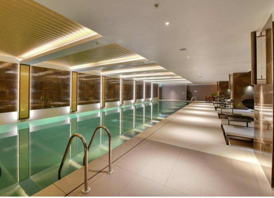 one Luxury bedroom in central London view 4