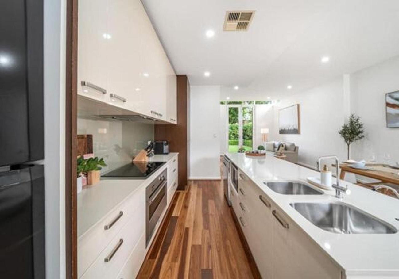 Stylish Home, Family - Walk to Pub,Cafes, 1KM CBD!