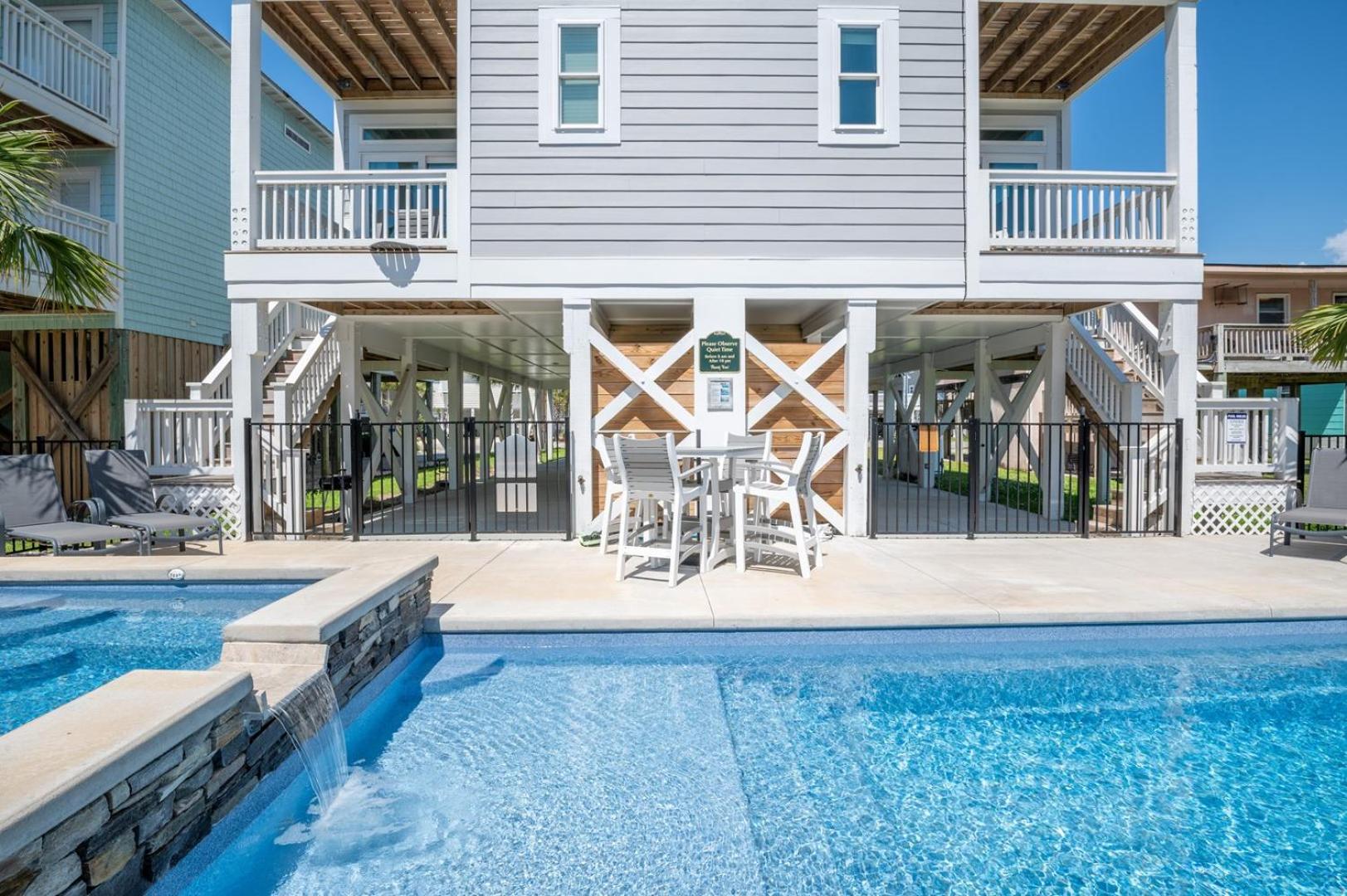 Dogs Allowed at Luxury Duplex - Second Row