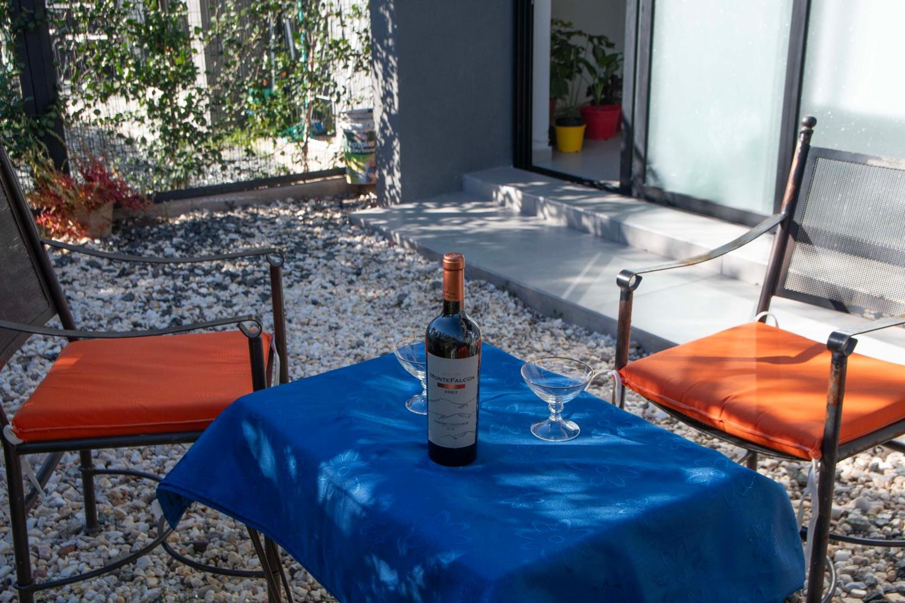 Depto del Bosque, 4 personas, patio, cochera cubierta ,parrilla