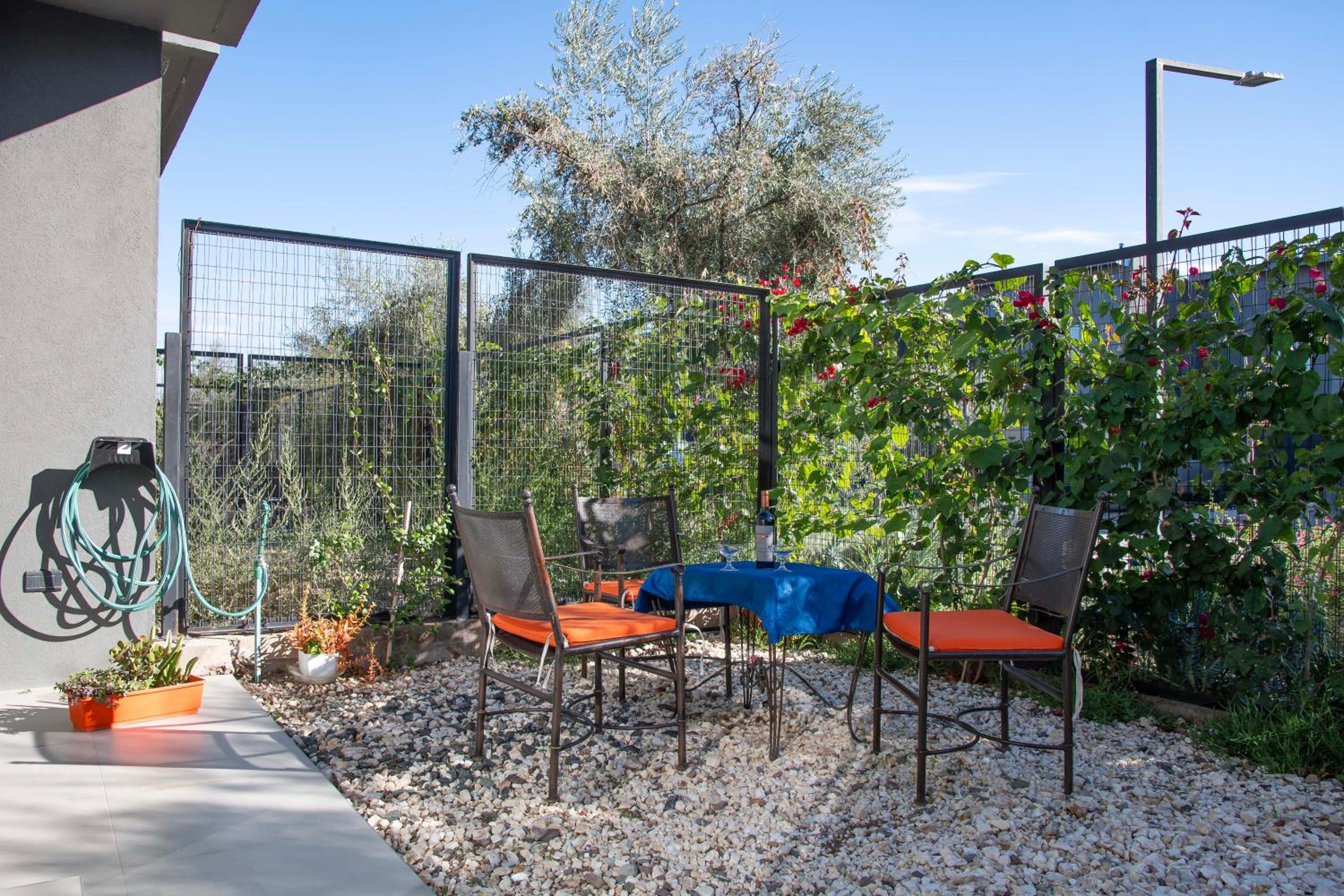 Depto del Bosque, 4 personas, patio, cochera cubierta ,parrilla