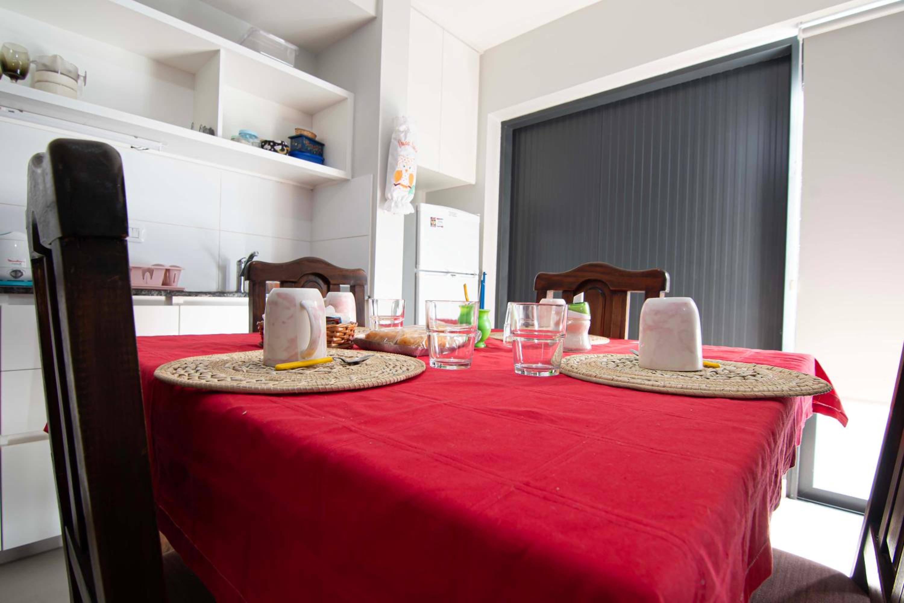 Depto del Bosque, 4 personas, patio, cochera cubierta ,parrilla