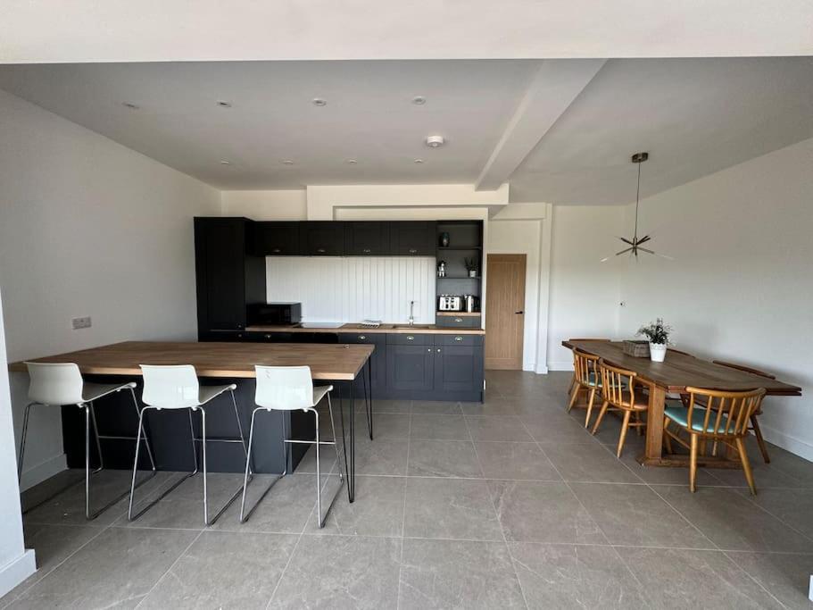 The Hayloft, Modern 4 Bed, 8 person, Barn Conversion in a Rural Location with Great Access & Hot Tub view 5