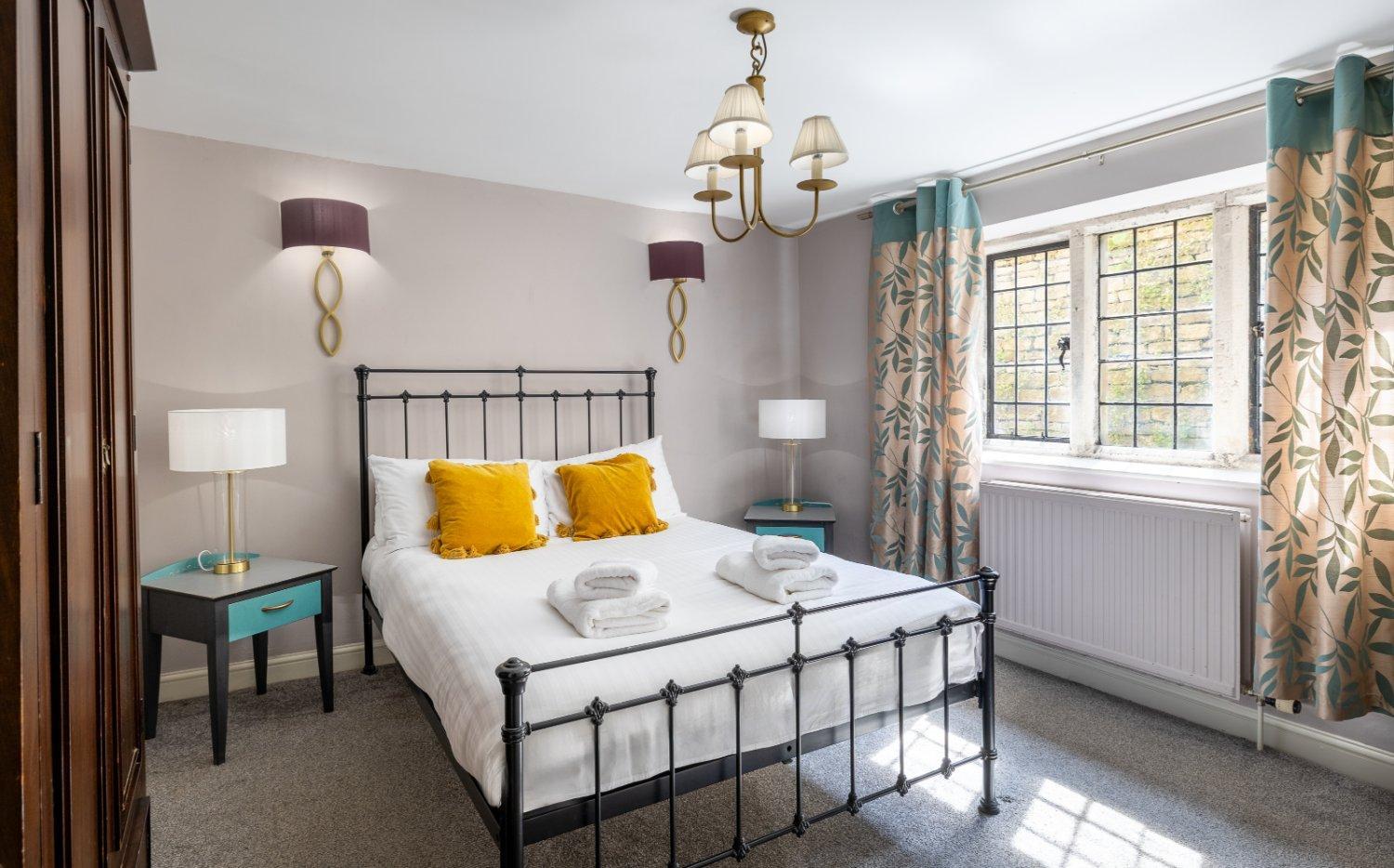 The New School Rooms - Beautiful, Georgian Apartment with Private Heated Pool and Hot Tub Sleeps 12 with Wifi and Parking near Bath