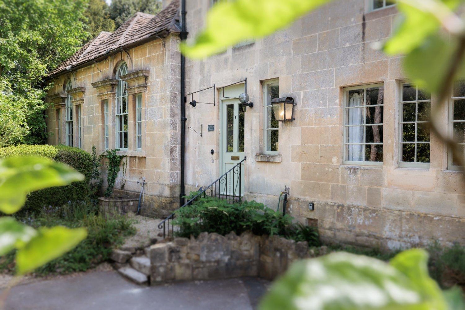 The New School Rooms - Beautiful, Georgian Apartment with Private Heated Pool and Hot Tub Sleeps 12 with Wifi and Parking near Bath