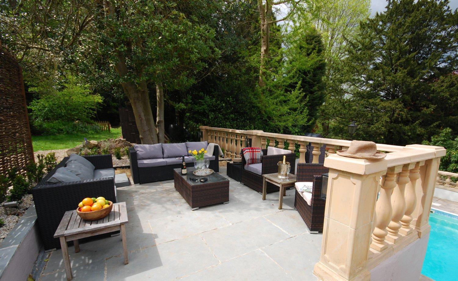 The New School Rooms - Beautiful, Georgian Apartment with Private Heated Pool and Hot Tub Sleeps 12 with Wifi and Parking near Bath