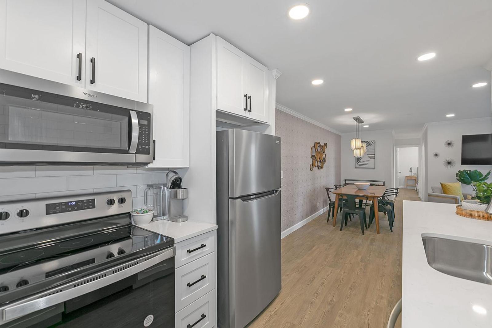 Downtown 2BR condo w balcony view 3