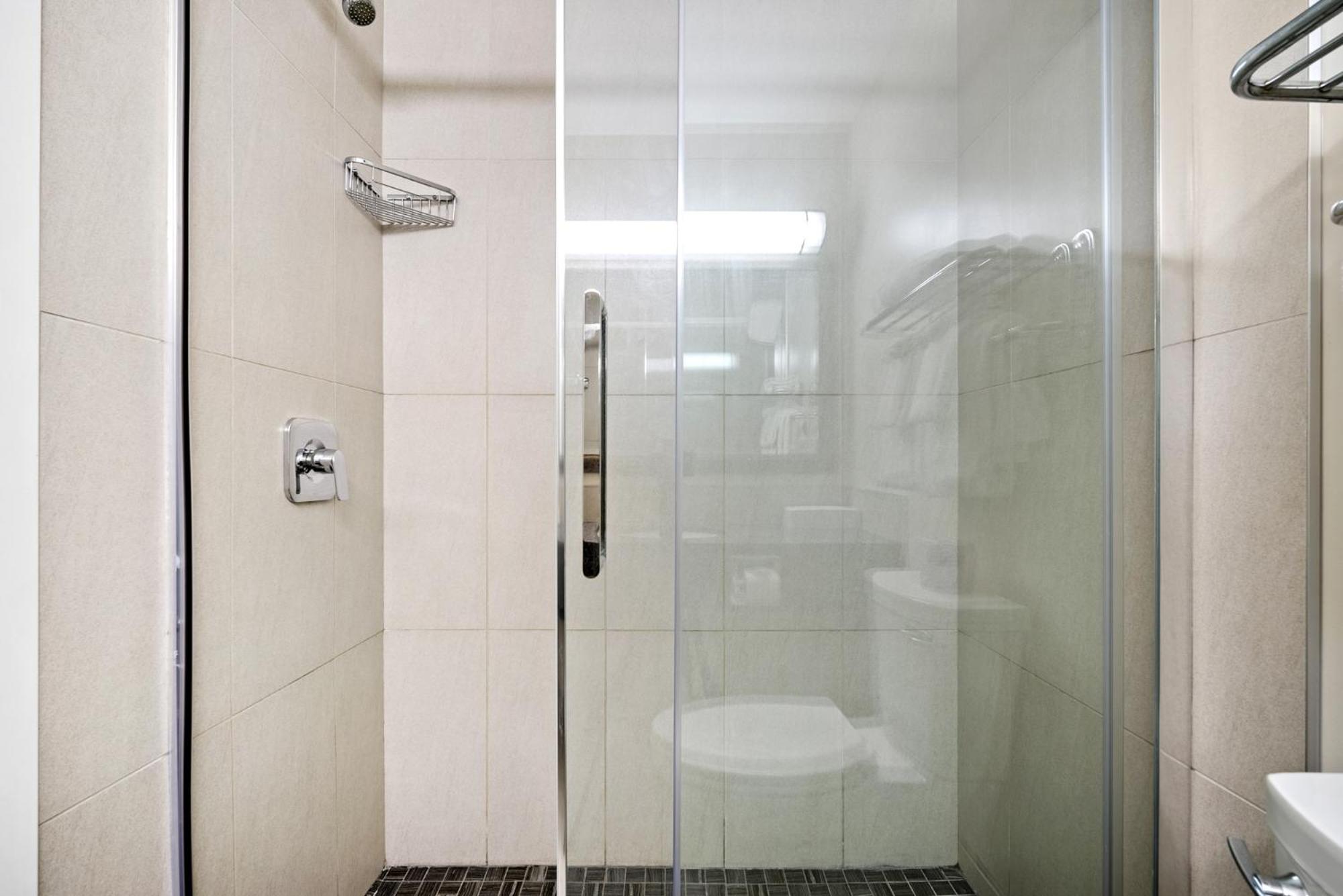 Edson Vacations - Guest House Inn Suites - Property Image 18