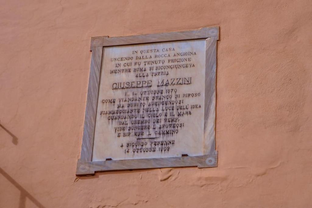 Storico Palazzo di Gaeta con abbonamento auto view 3