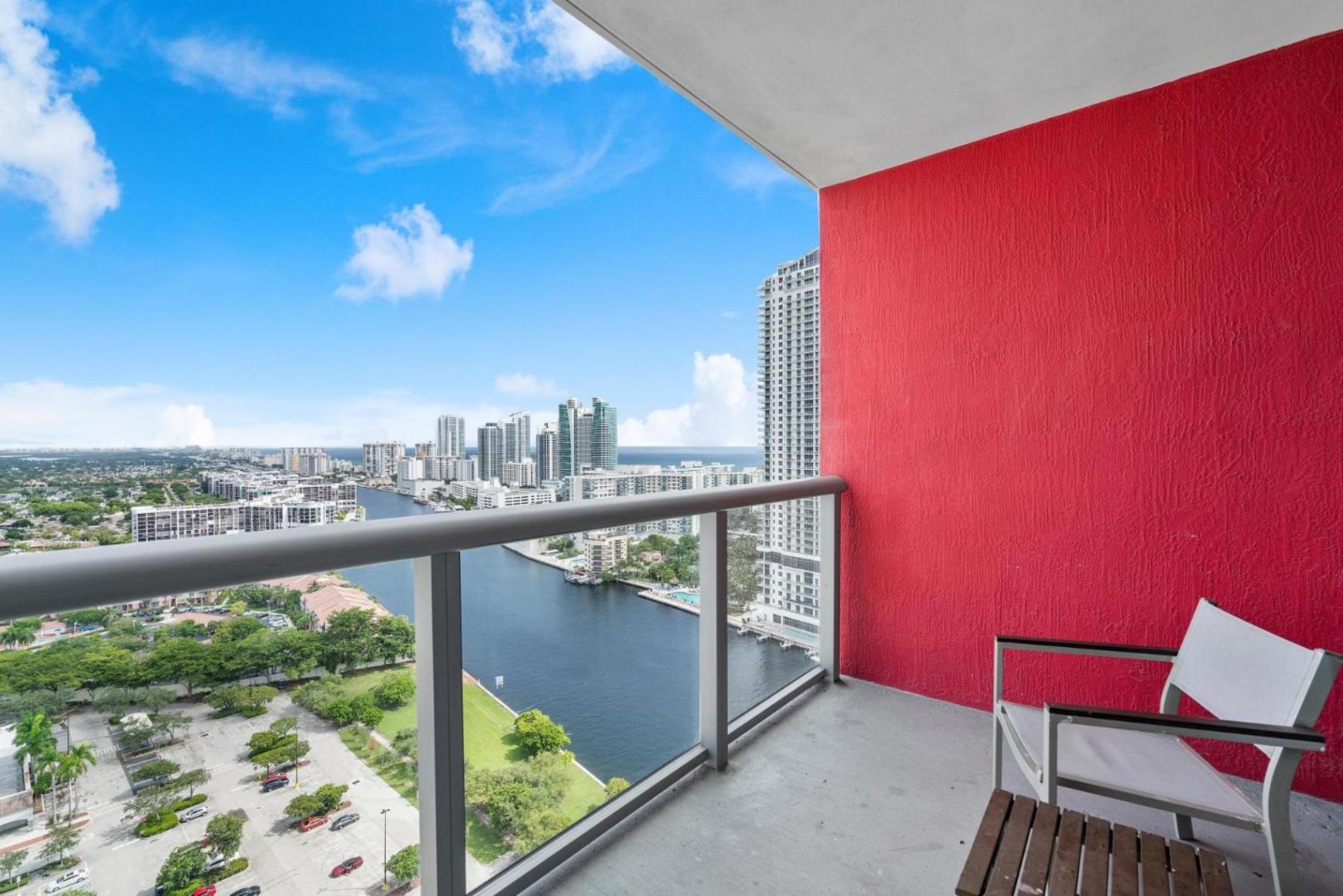 Panoramic views Studio on the 27th floor Beachwalk view 2