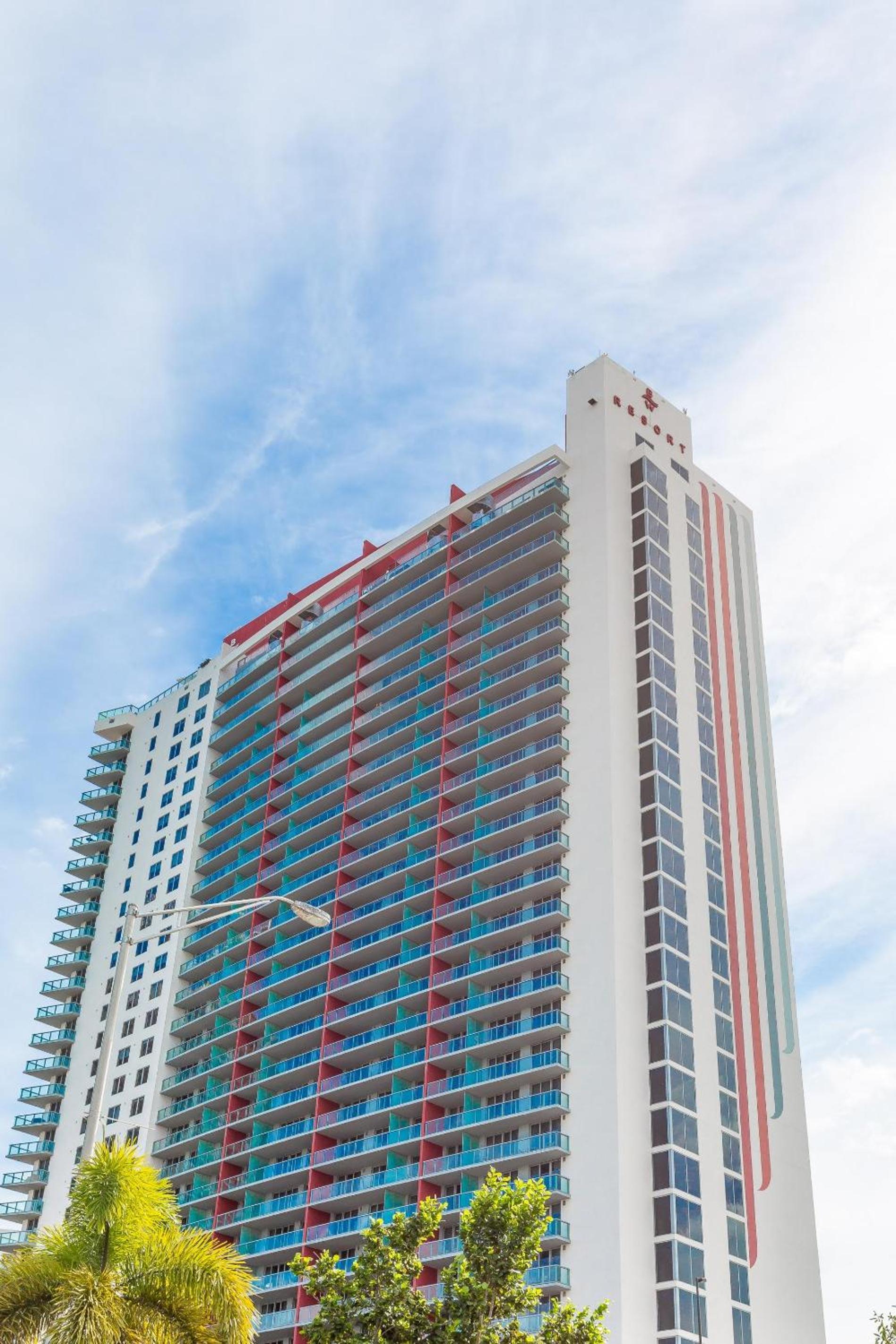 Panoramic views Studio on the 27th floor Beachwalk view 3