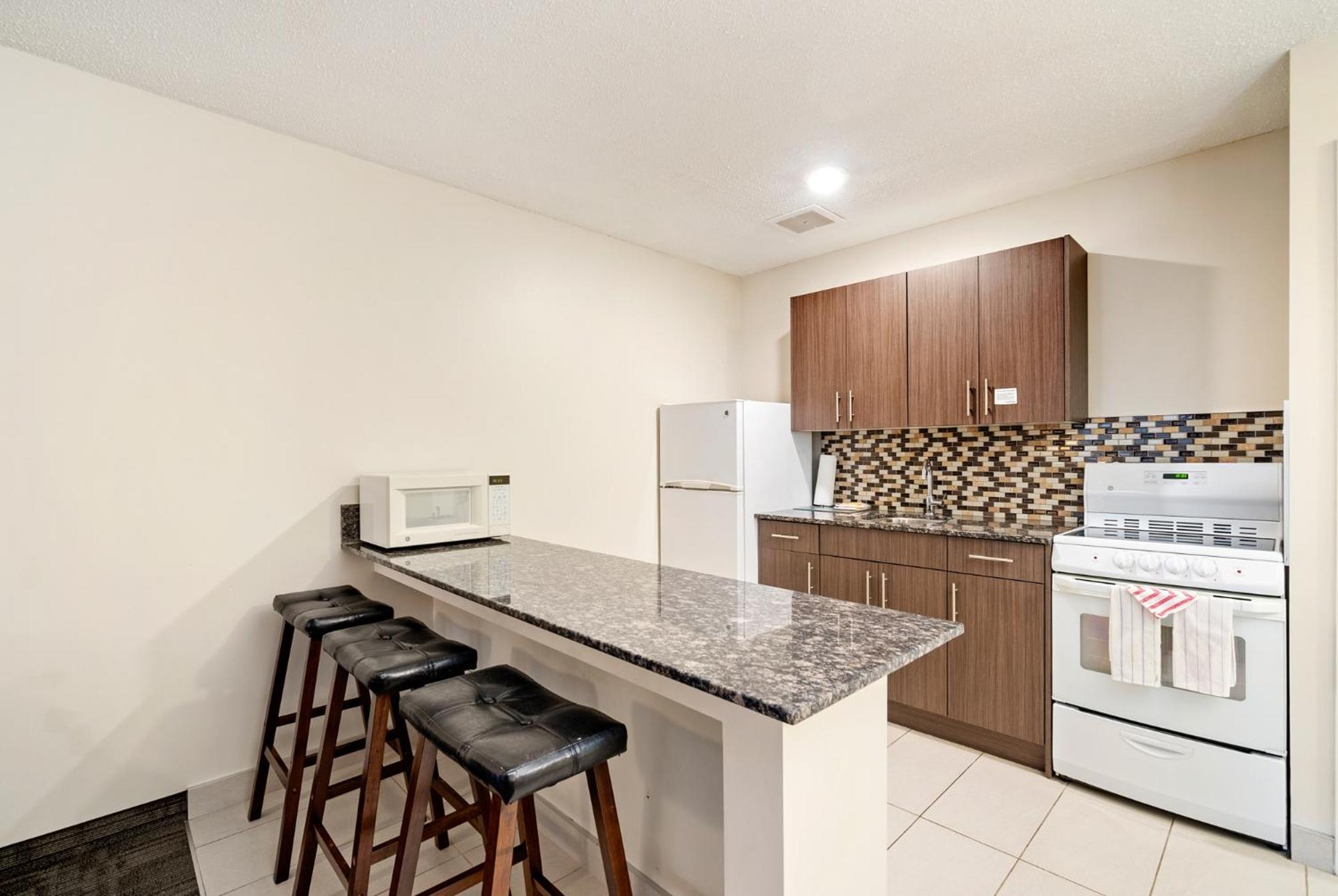 Edson Vacations - Guest House Inn Suites - Property Image 16