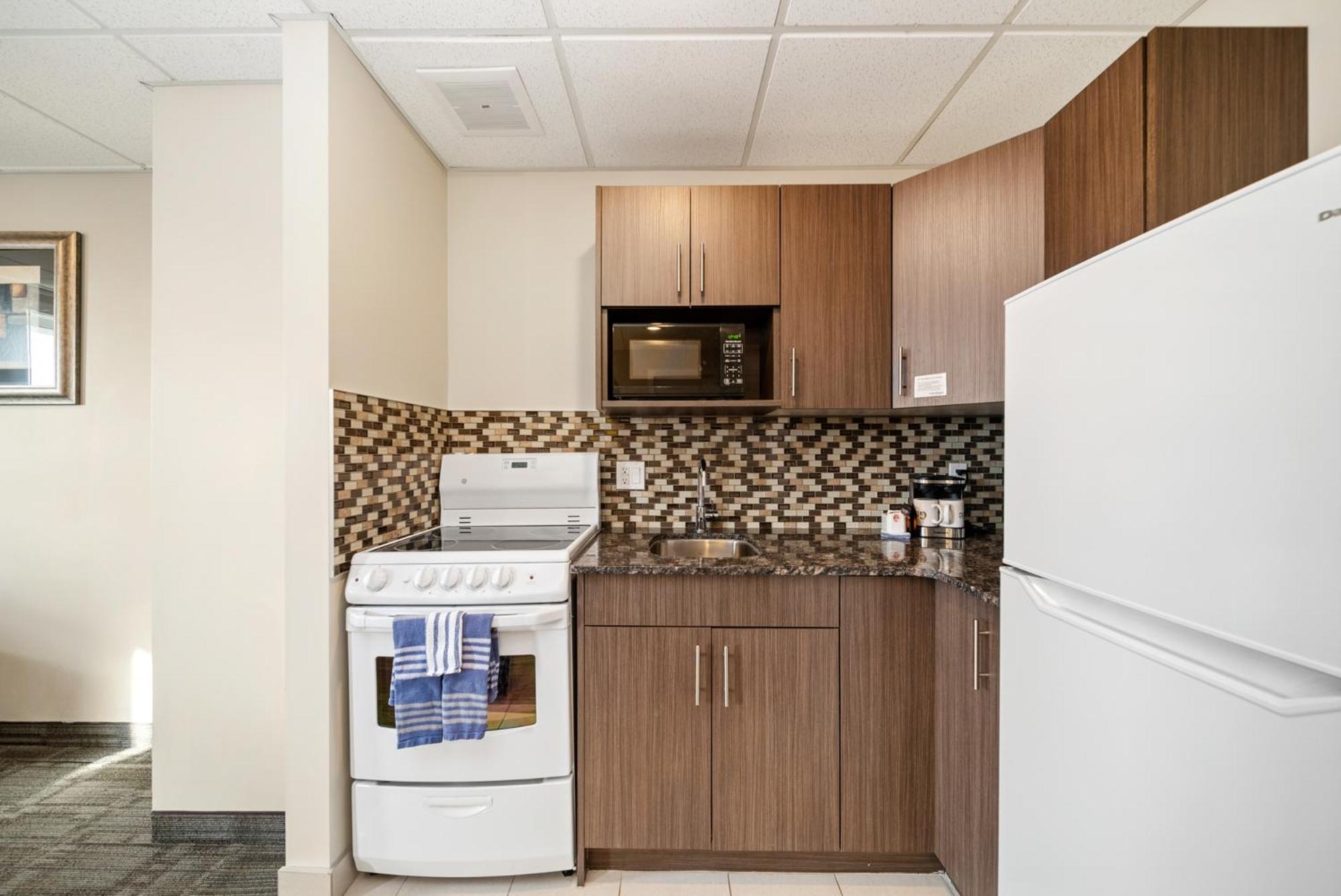 Edson Vacations - Guest House Inn  Suites - Property Image 11