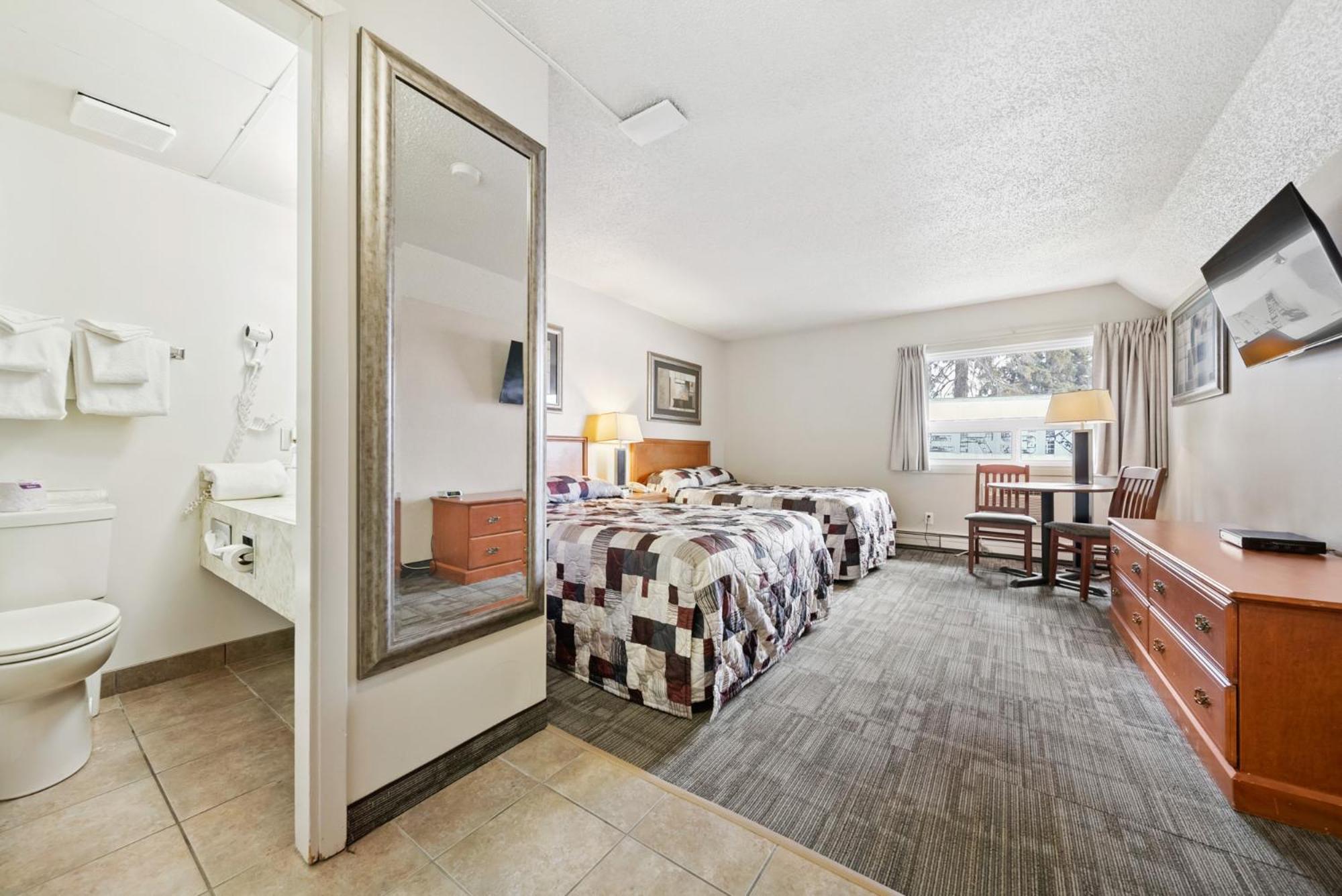 Edson Vacations - Guest House Inn  Suites - Property Image 9
