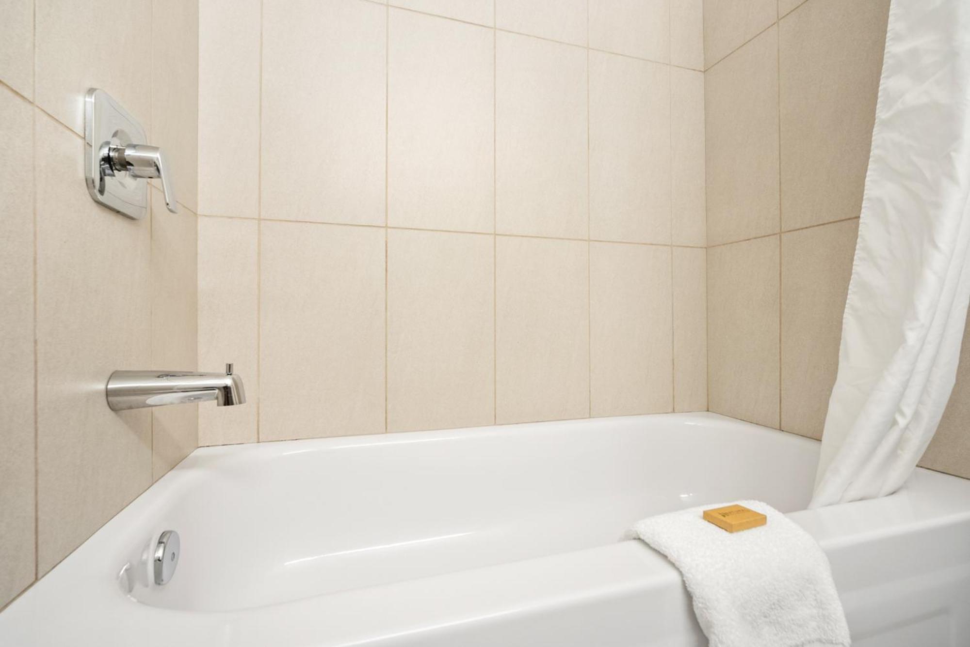 Edson Vacations - Guest House Inn  Suites - Property Image 3