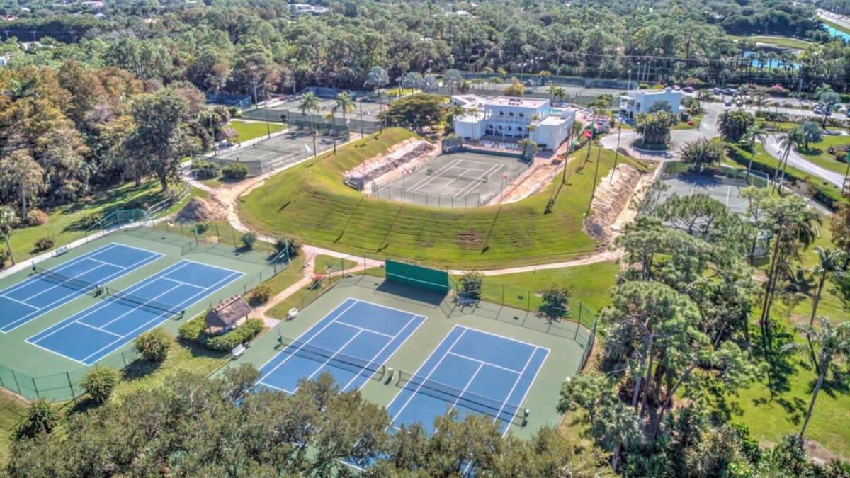 Chic Naples Getaway - Tennis Pool Comfort view 2