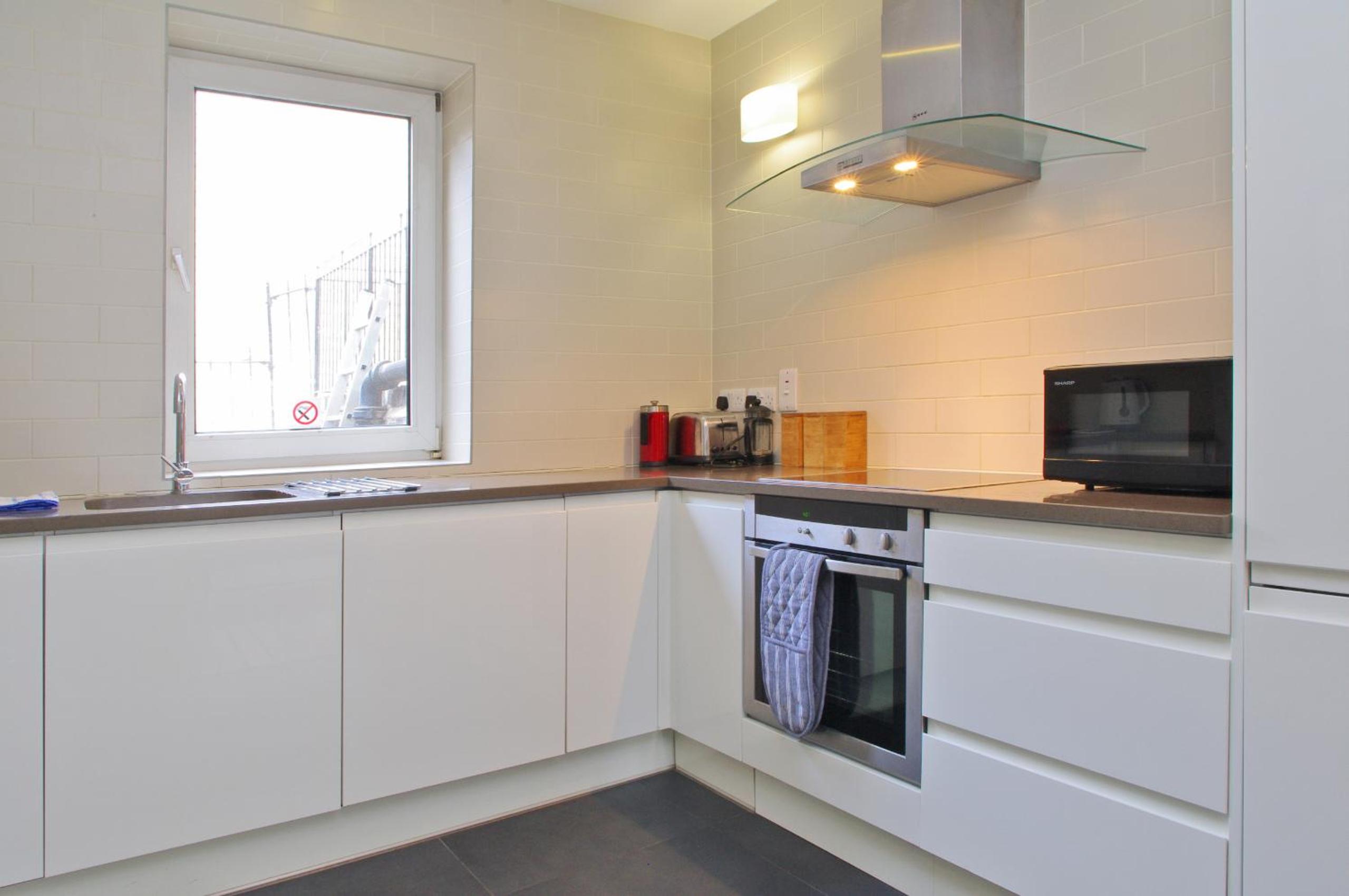Spacious 275 sqm Apartment with King Beds, 4 min to Waterloo