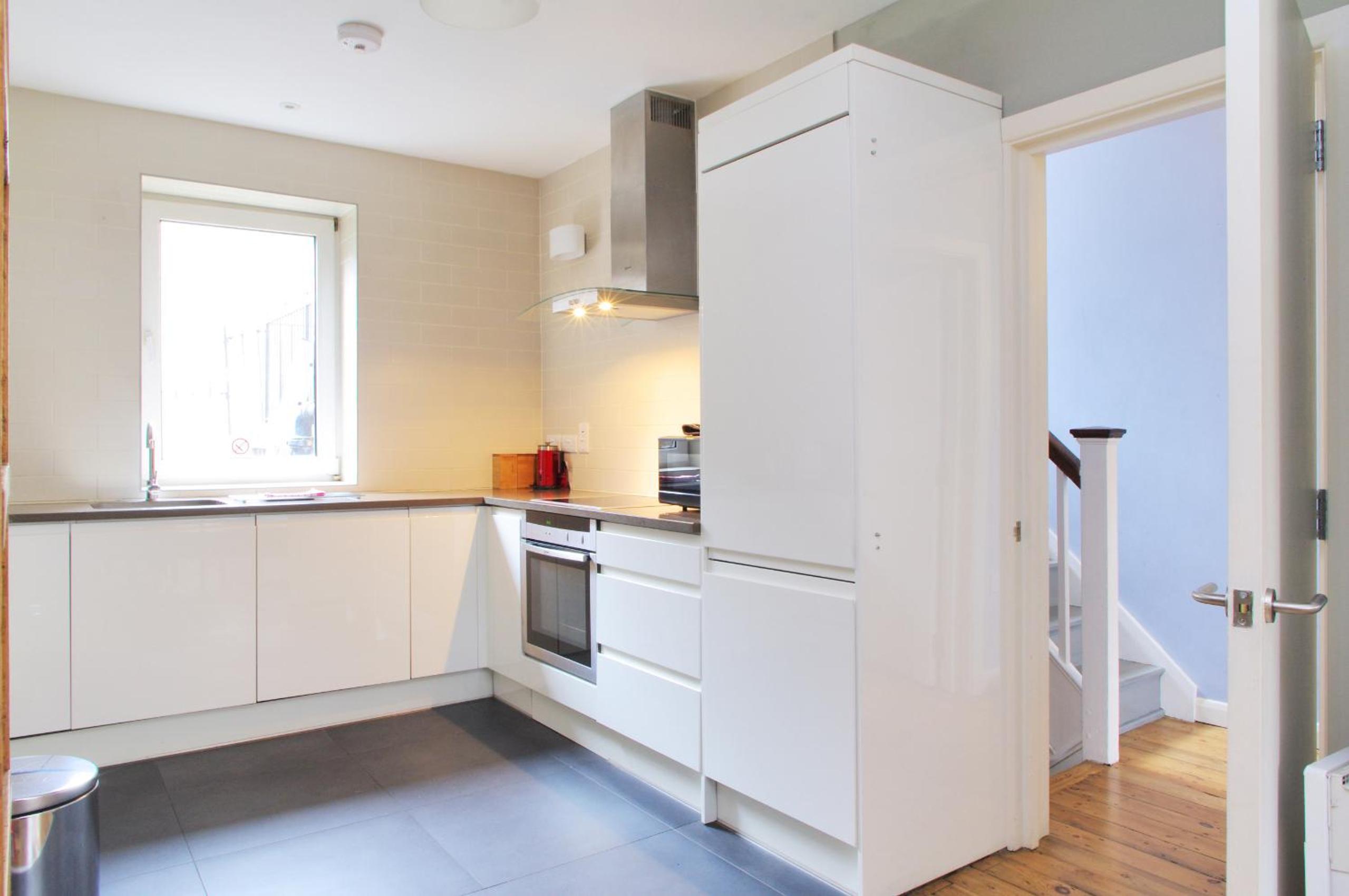Spacious 275 sqm Apartment with King Beds, 4 min to Waterloo