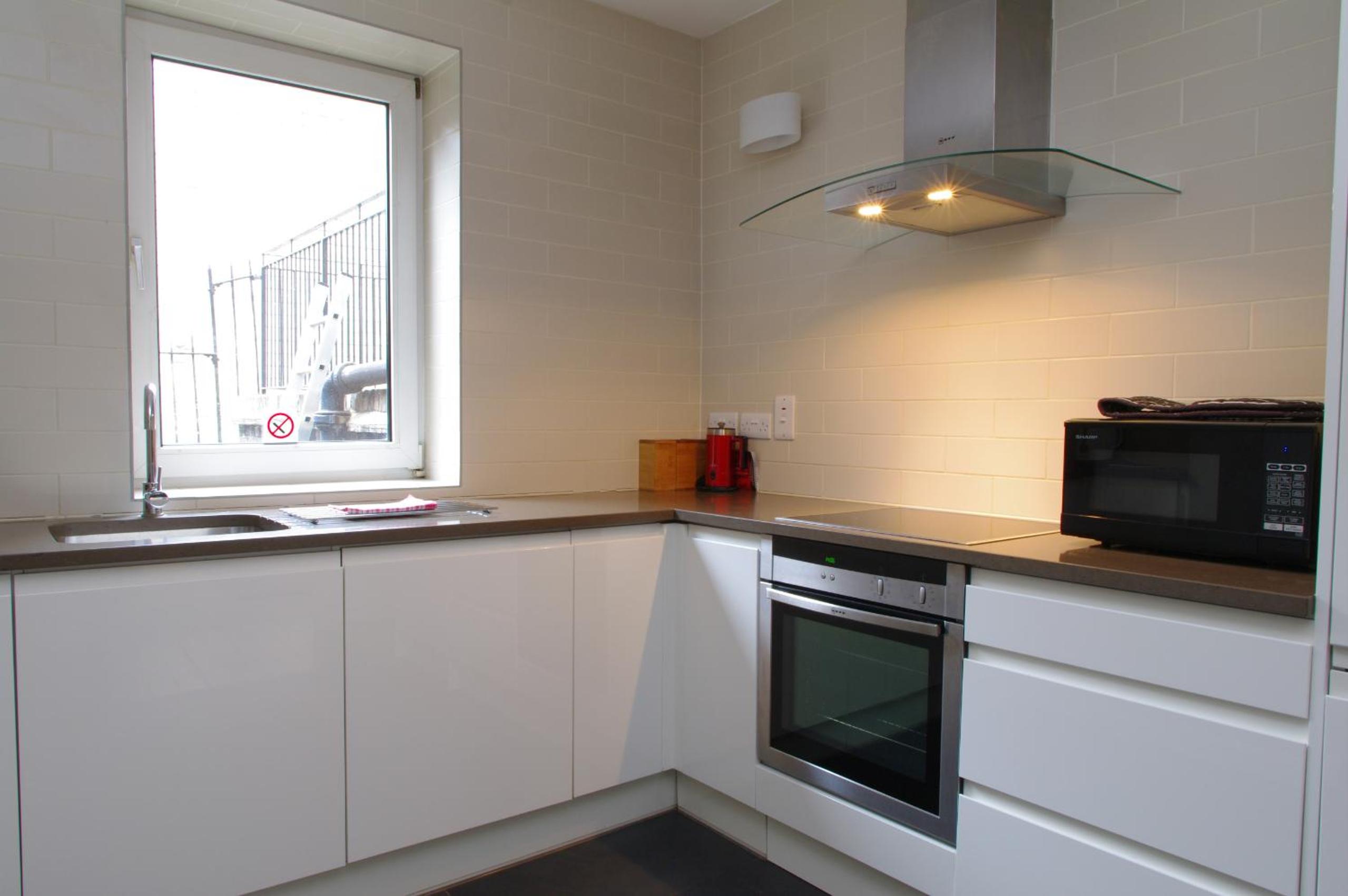 Spacious 275 sqm Apartment with King Beds, 4 min to Waterloo