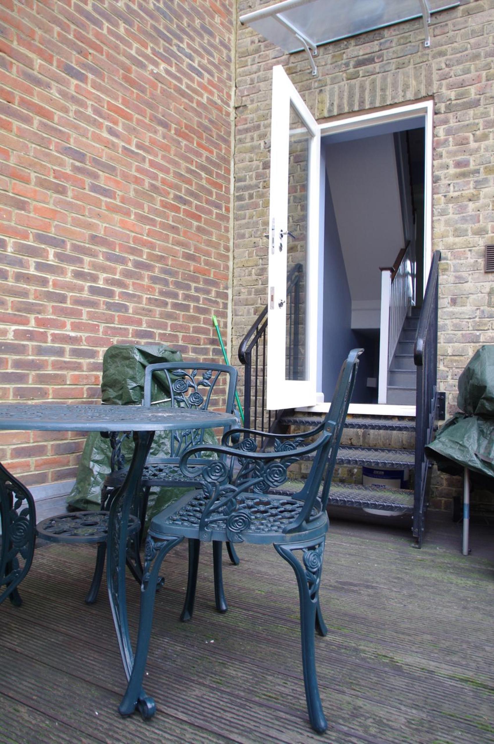 Spacious 275 sqm Apartment with King Beds, 4 min to Waterloo
