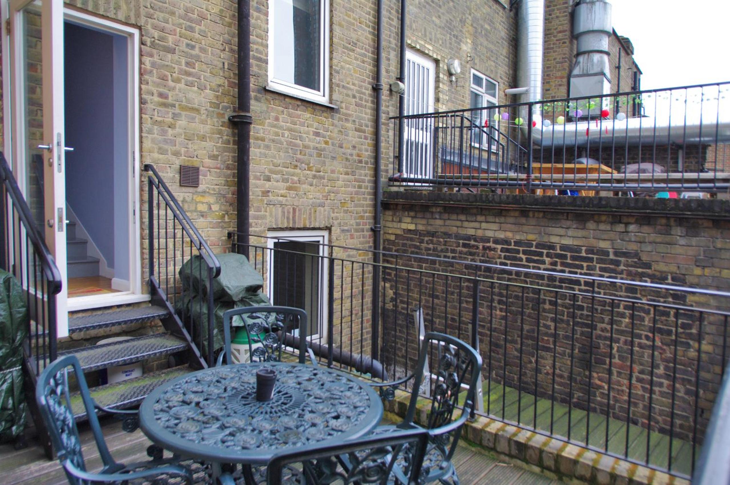 Spacious 275 sqm Apartment with King Beds, 4 min to Waterloo