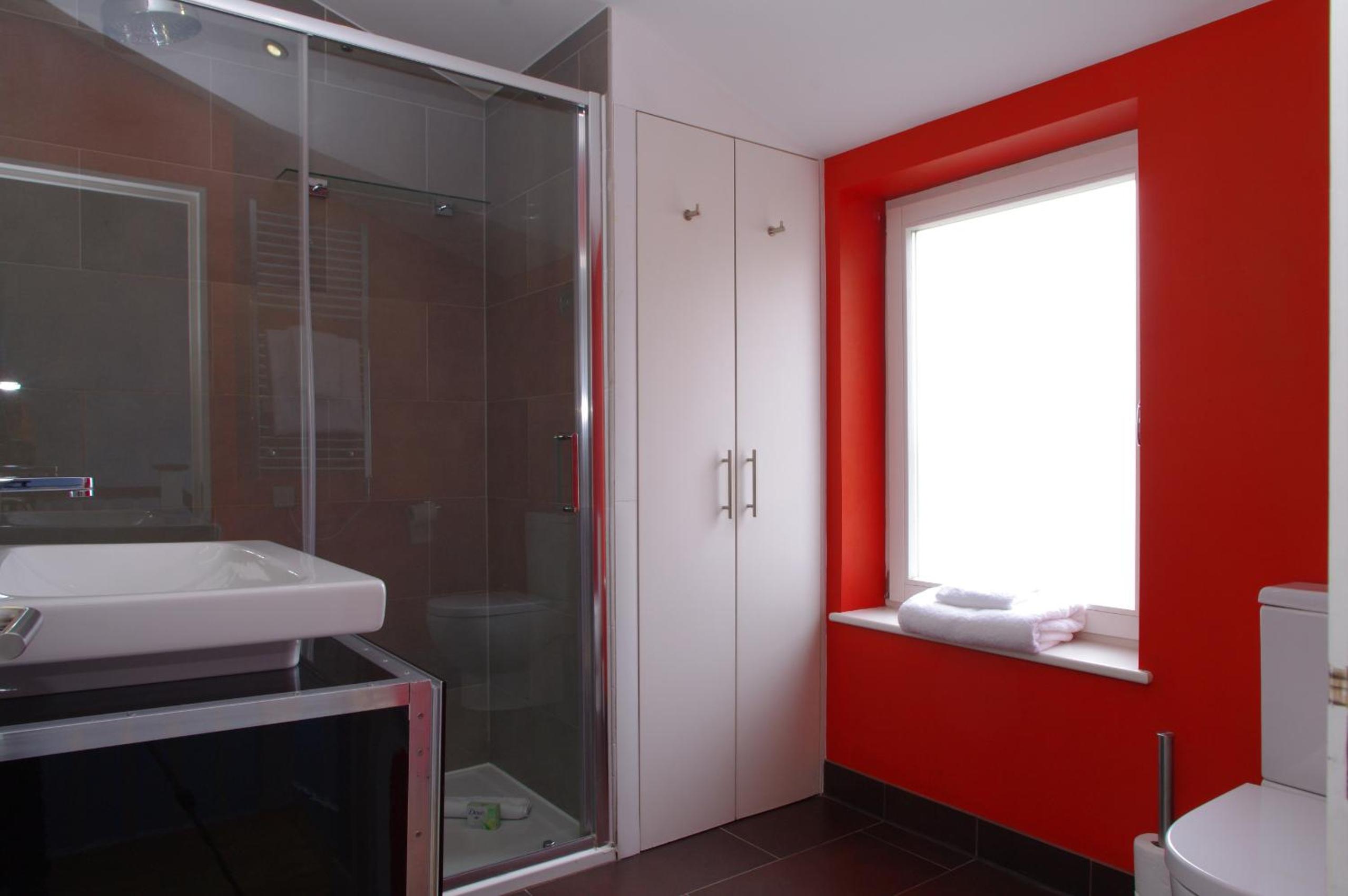 Spacious 275 sqm Apartment with King Beds, 4 min to Waterloo