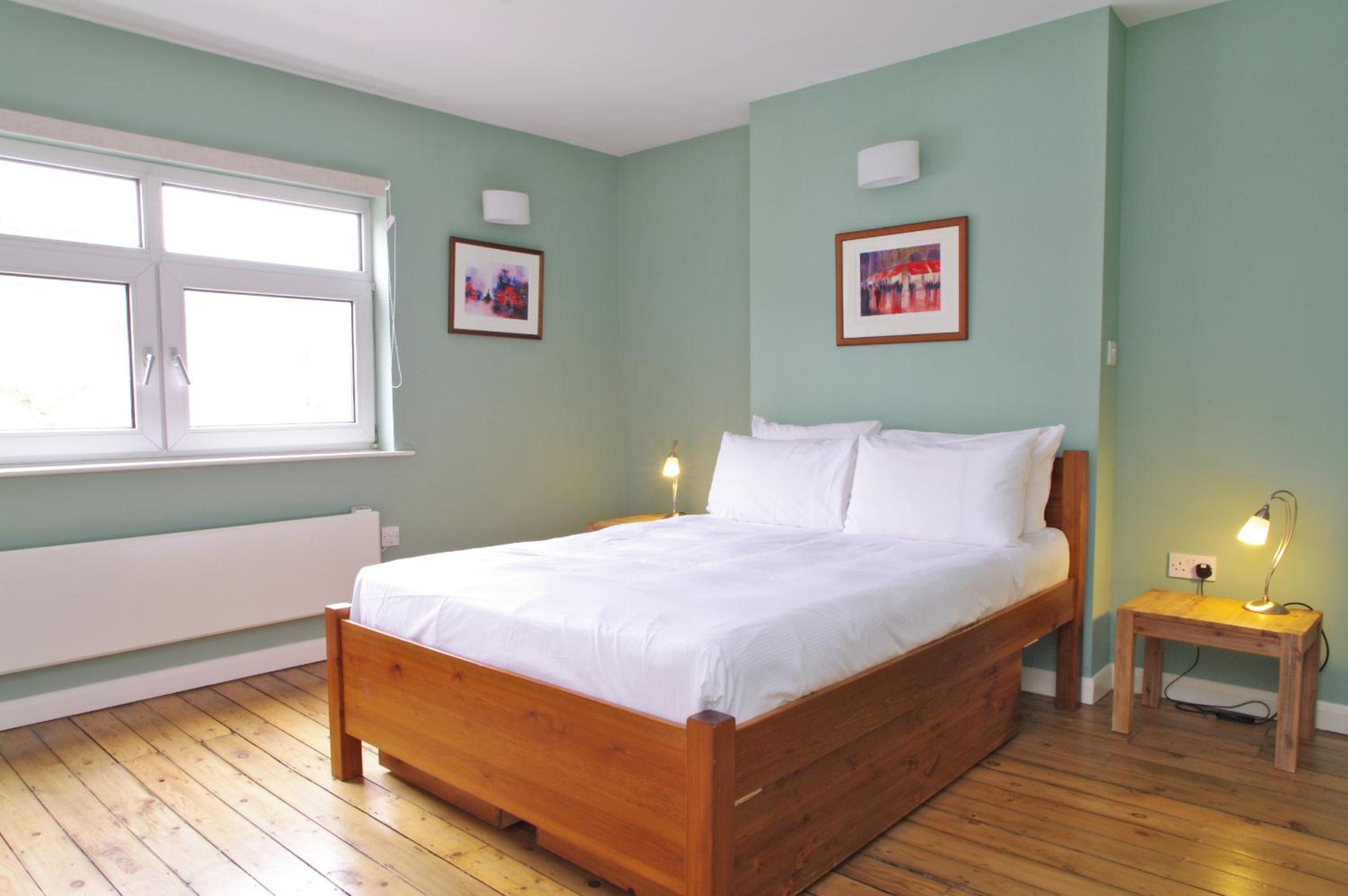 Spacious 275 sqm Apartment with King Beds, 4 min to Waterloo