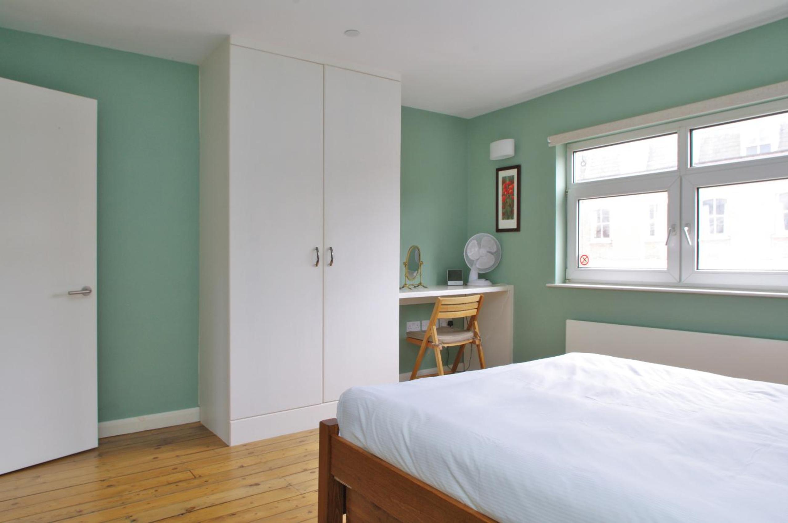 Spacious 275 sqm Apartment with King Beds, 4 min to Waterloo