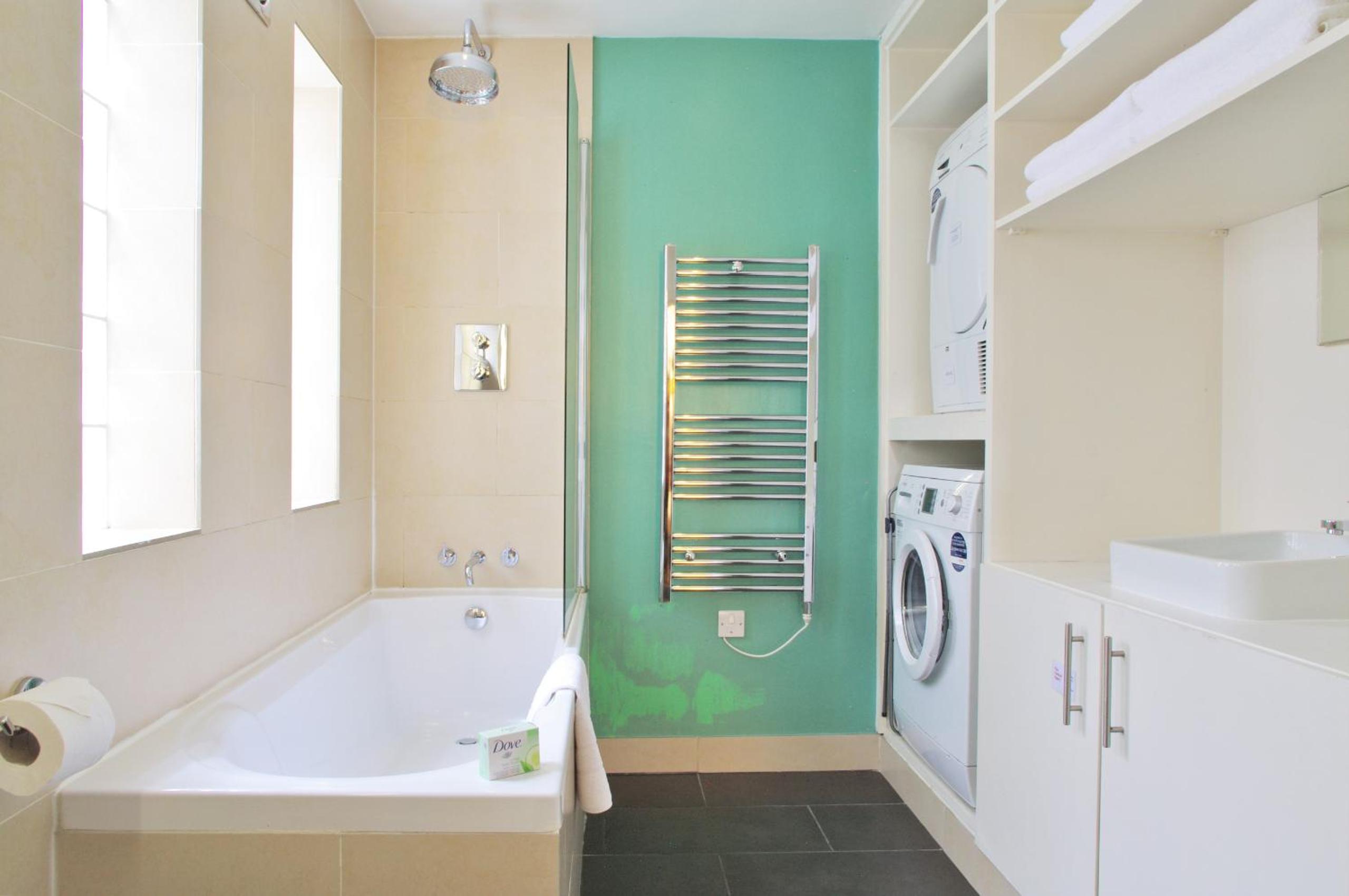 Spacious 275 sqm Apartment with King Beds, 4 min to Waterloo