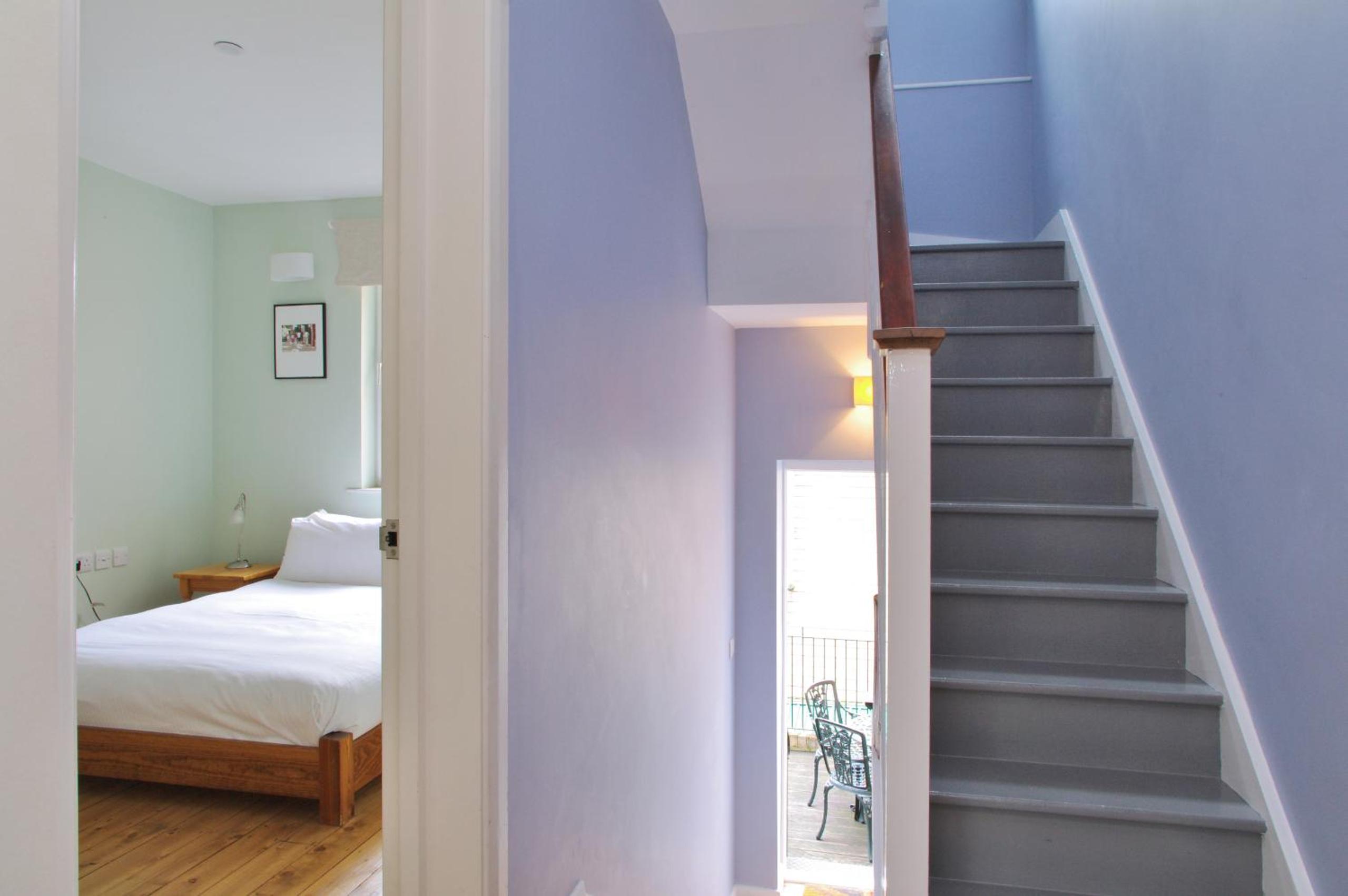Spacious 275 sqm Apartment with King Beds, 4 min to Waterloo