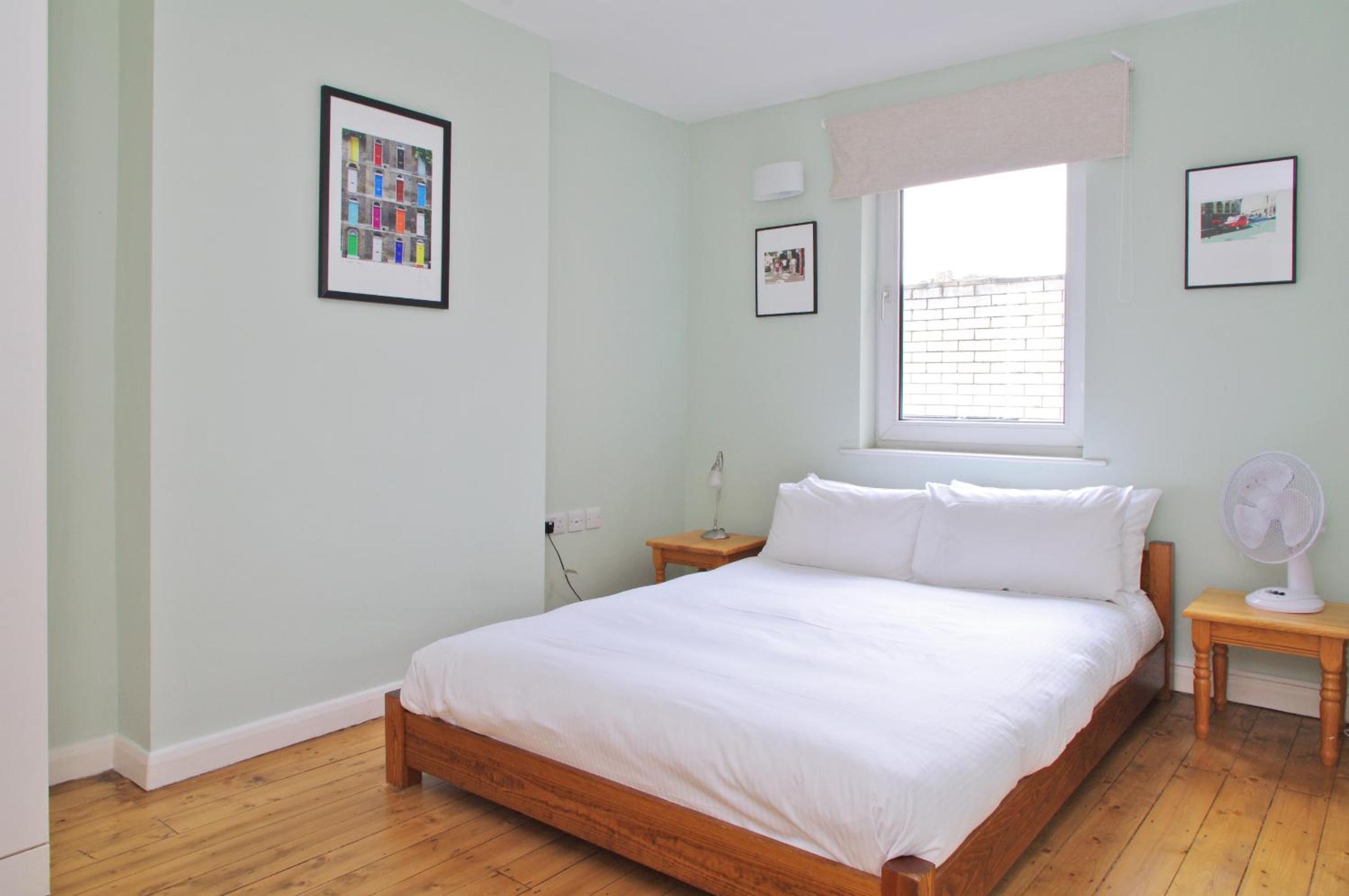 Spacious 275 sqm Apartment with King Beds, 4 min to Waterloo