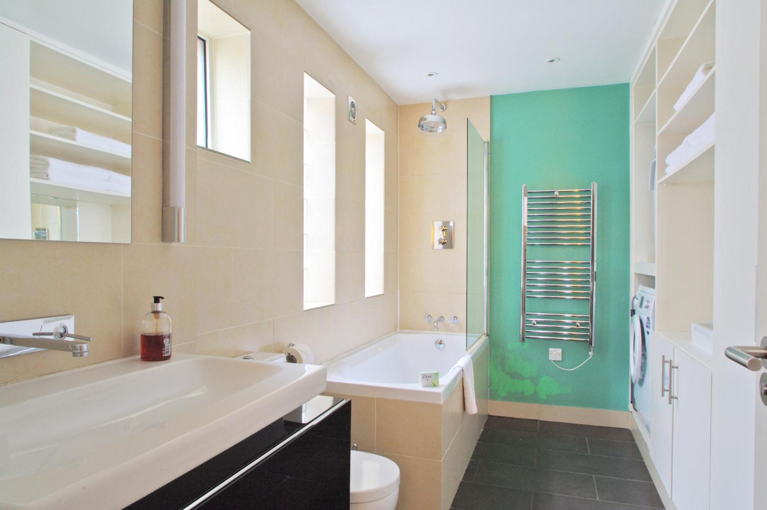 Spacious 275 sqm Apartment with King Beds, 4 min to Waterloo
