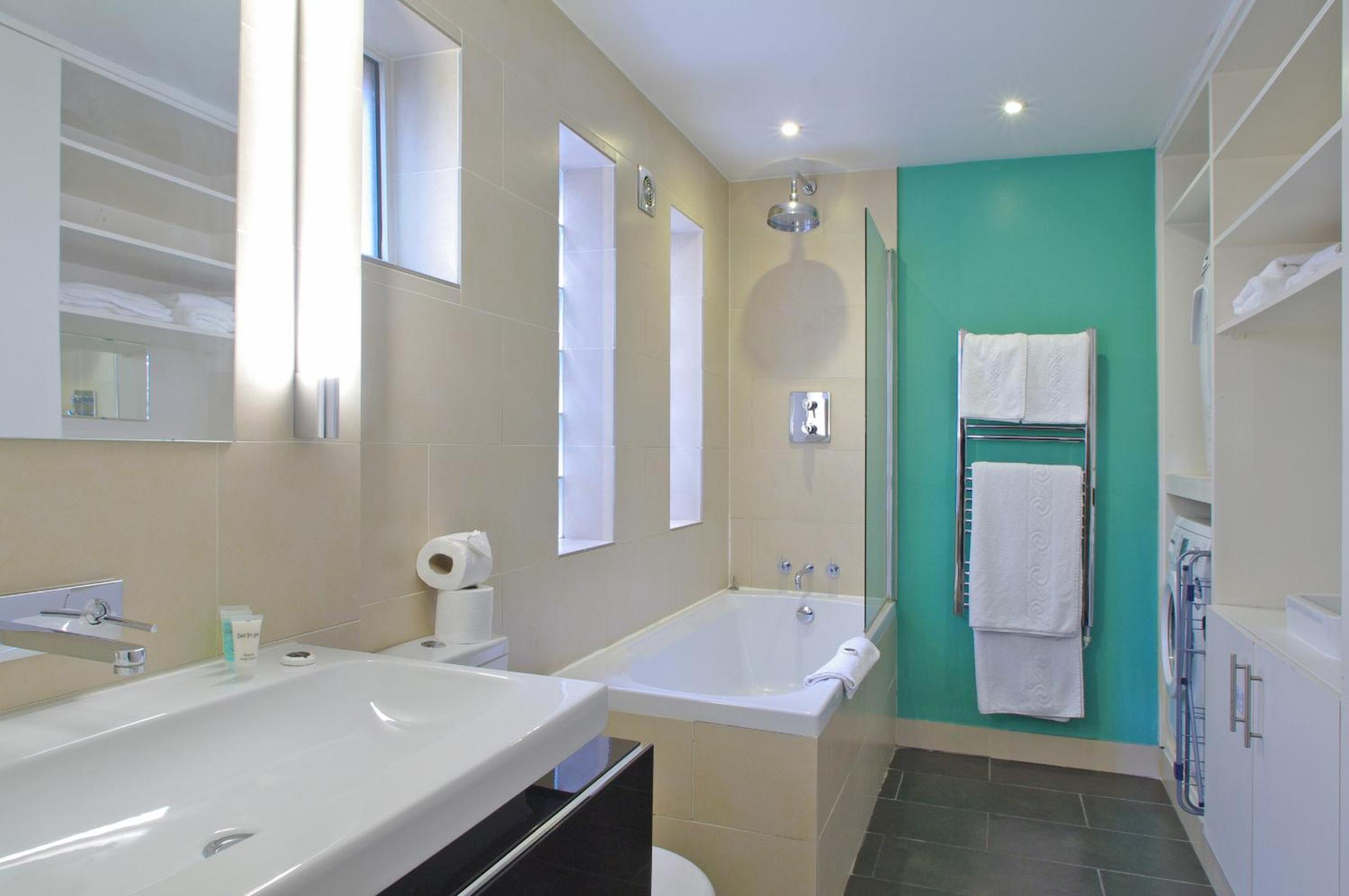 Spacious 275 sqm Apartment with King Beds, 4 min to Waterloo
