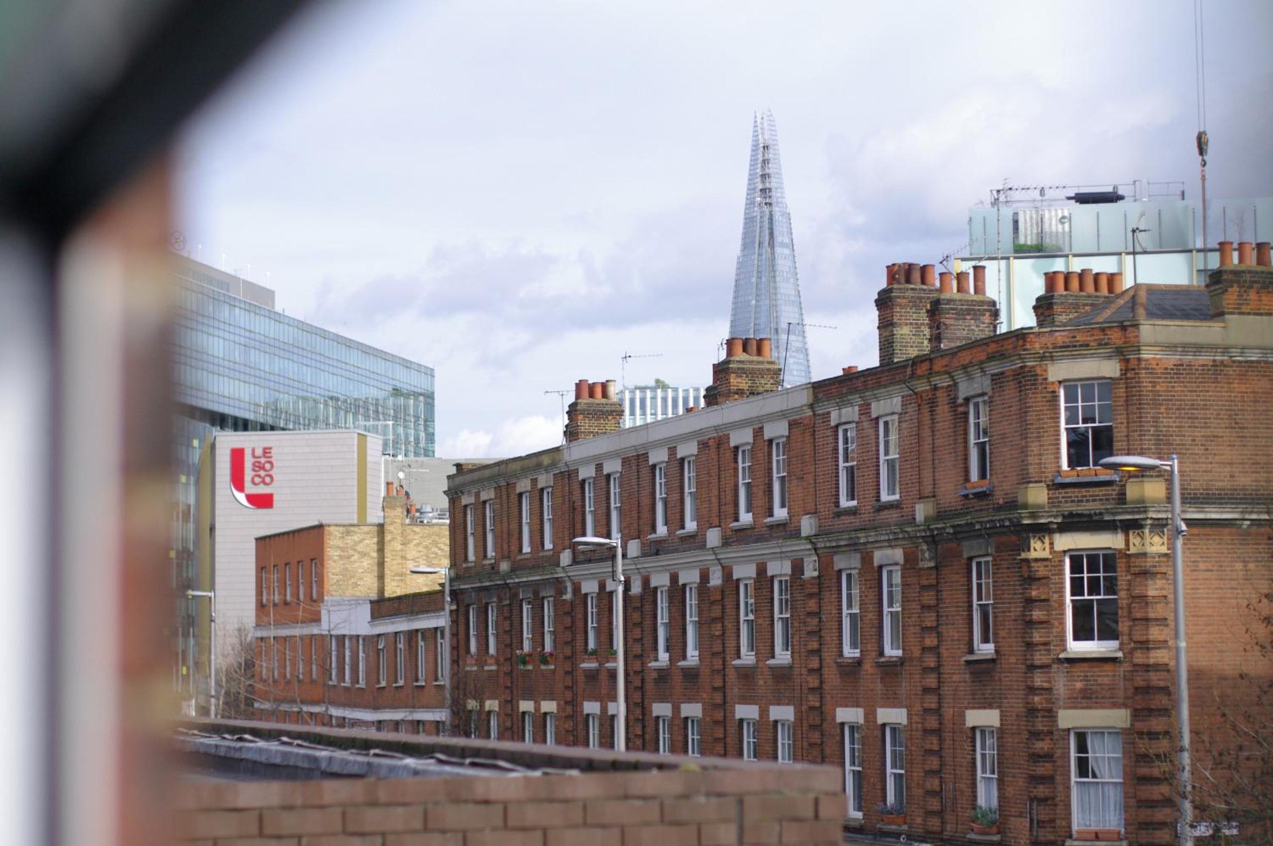 Spacious 275 sqm Apartment with King Beds, 4 min to Waterloo